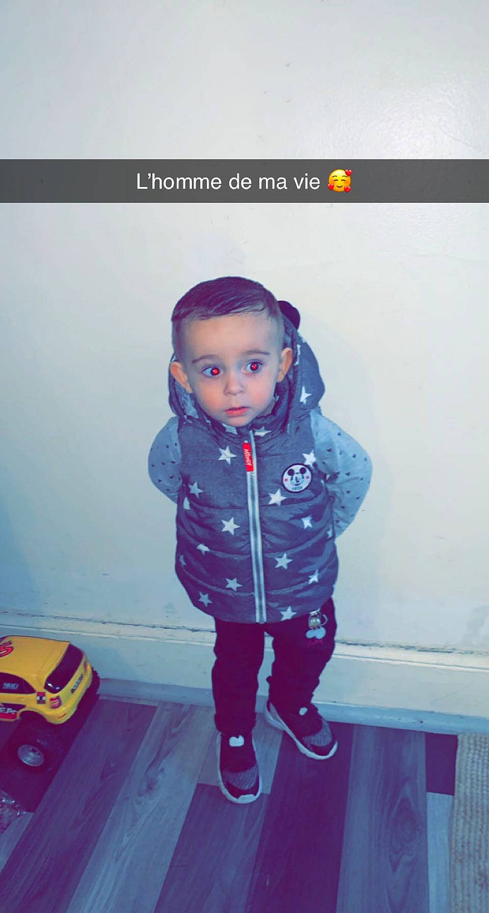 Kenzio a rejoint le concours — aidez-le/la à gagner de superbes lots ! baby, baby_toddler_clothing, child, clothing, denim, electric_blue, face, flooring, fun, gadget, jacket, magenta, outerwear, person, purple, room, sleeve, toddler, toy_vehicle, trunk