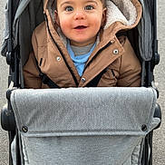 Eden a rejoint le concours — aidez-le/la à gagner de superbes lots ! baby, blanket, cheeks, child, coat, cute, eyes, face, happy, harness, hood, jacket, outdoors, pavement, portrait, pram, seat, smile, stroller, toddler