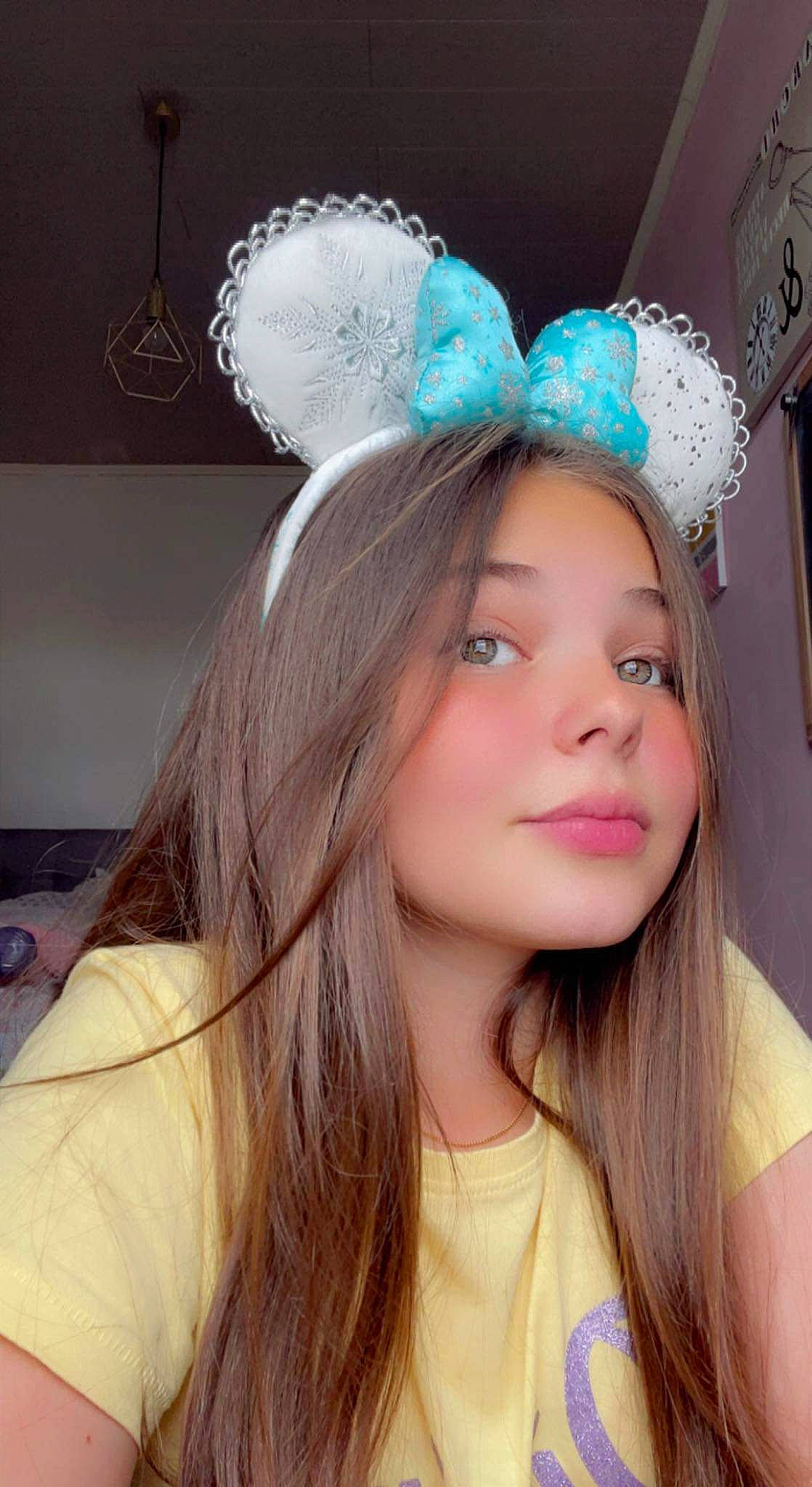 Selena a rejoint le concours — aidez-le/la à gagner de superbes lots ! black_hair, blond, costume_hat, ear, event, eyebrow, eyelash, feather, hair, hair_accessory, happy, headband, headgear, headpiece, iris, jewellery, long_hair, mythical_creature, person, pink