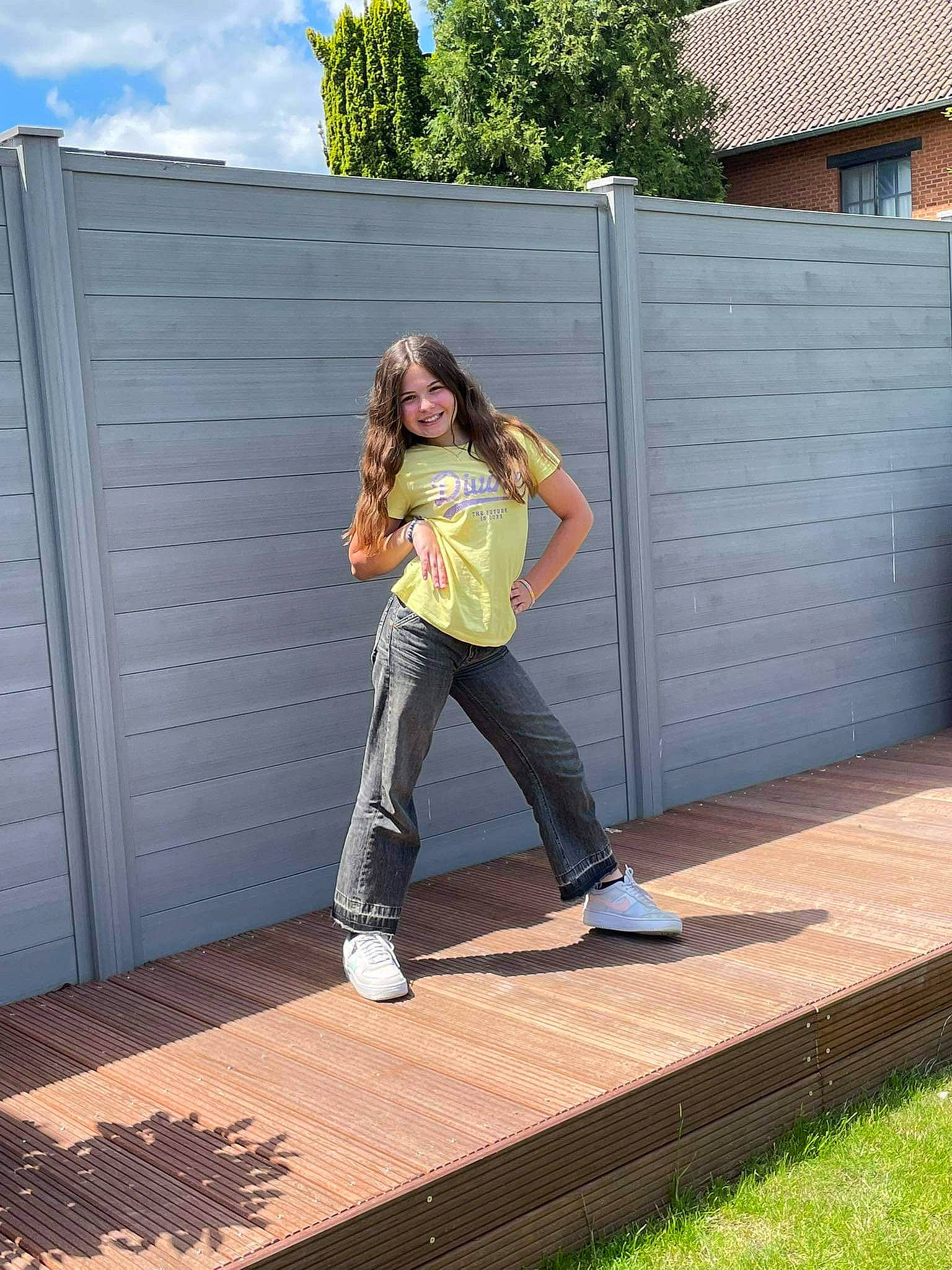 Selena participe au concours pour gagner de l'argent avec cette photo : asphalt, blond, blue, boot, denim, electric_blue, eyewear, grass, joy, knee, leg, leisure, people_in_nature, person, roof, sky, standing, street_fashion, t_shirt, thigh