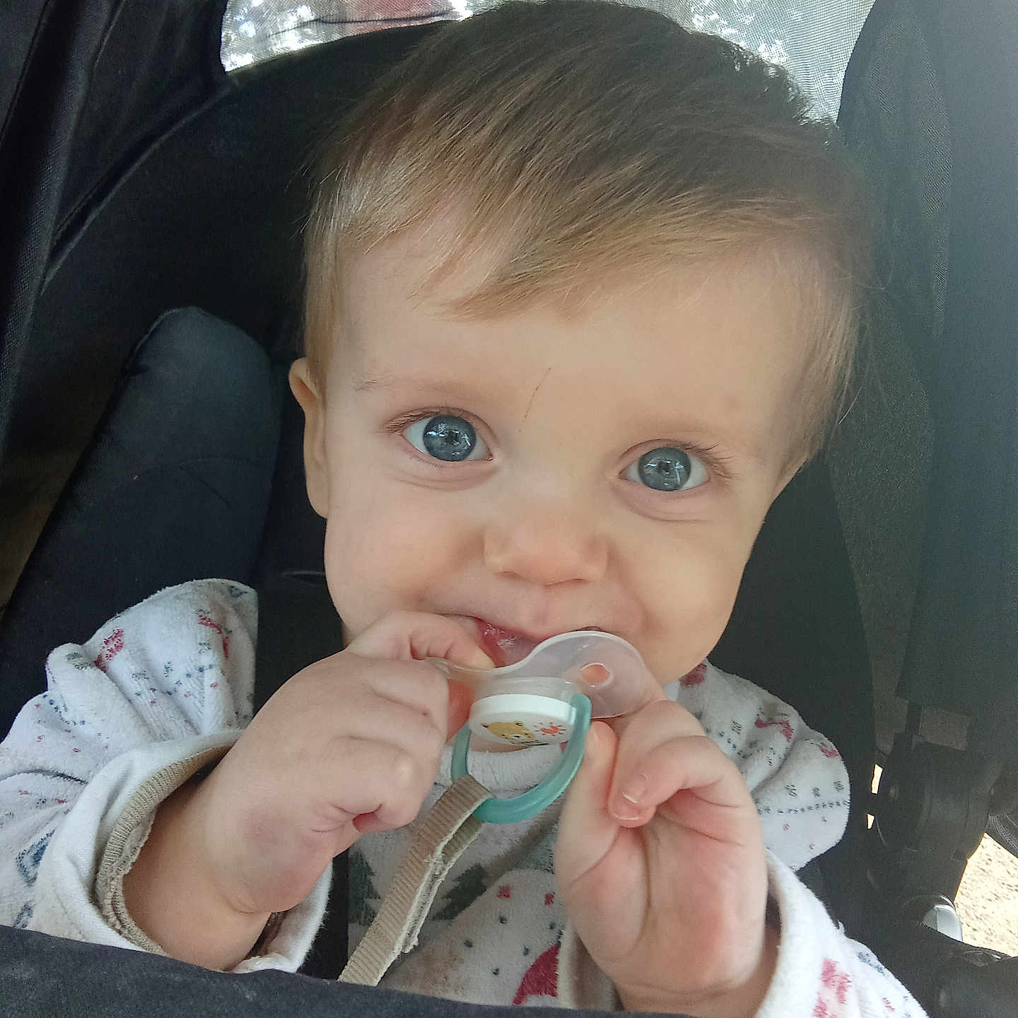 Kenzo participe au concours pour gagner de l'argent avec cette photo : baby, baby_clothes, blue_eyes, child, closeup, clothing, cute, expression, face, hand, infant, outdoor, pacifier, person, portrait, seat, smile, stroller, toddler, young_child