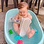 Kenzo a rejoint le concours — aidez-le/la à gagner de superbes lots ! baby, bathtub, water, toy, plastic_toy, child, bath_time, indoor, cute, sitting, foot, wet, skin, hair, blue, pink, green, floor, plastic_chair, relaxing