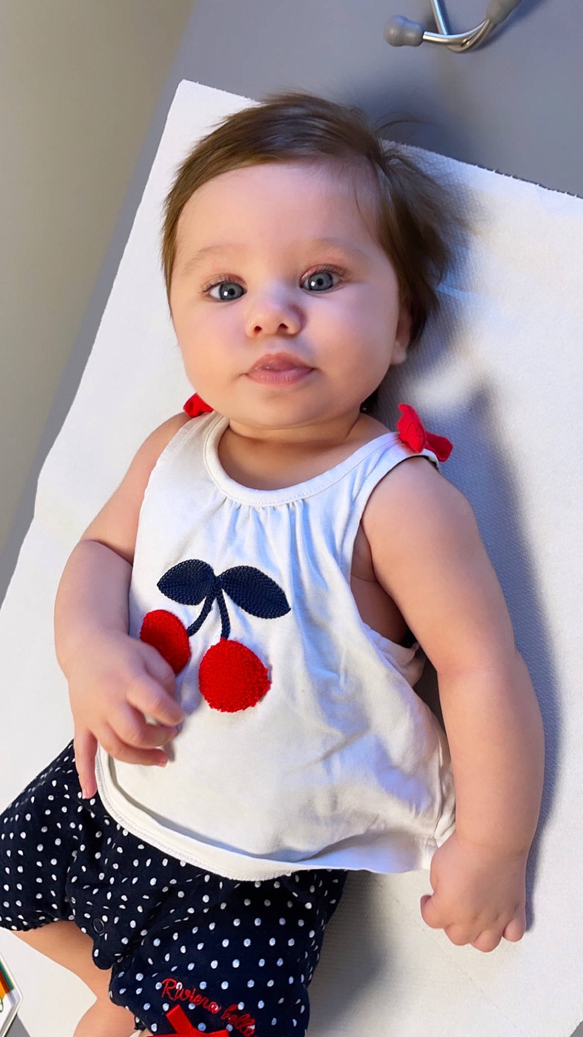 Lyvia a rejoint le concours — aidez-le/la à gagner de superbes lots ! baby, baby_toddler_clothing, black, cheek, child, clothing, eye, face, happy, lip, neck, pattern, person, photograph, product, red, shoulder, skin, sleeve, toddler