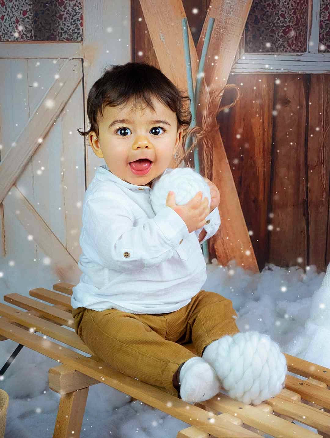 Méliodas a rejoint le concours — aidez-le/la à gagner de superbes lots ! baby, baby_toddler_clothing, cheek, child, flash_photography, fun, happy, human_leg, leisure, person, play, portrait_photography, sitting, skin, sleeve, smile, sock, thigh, toddler, white