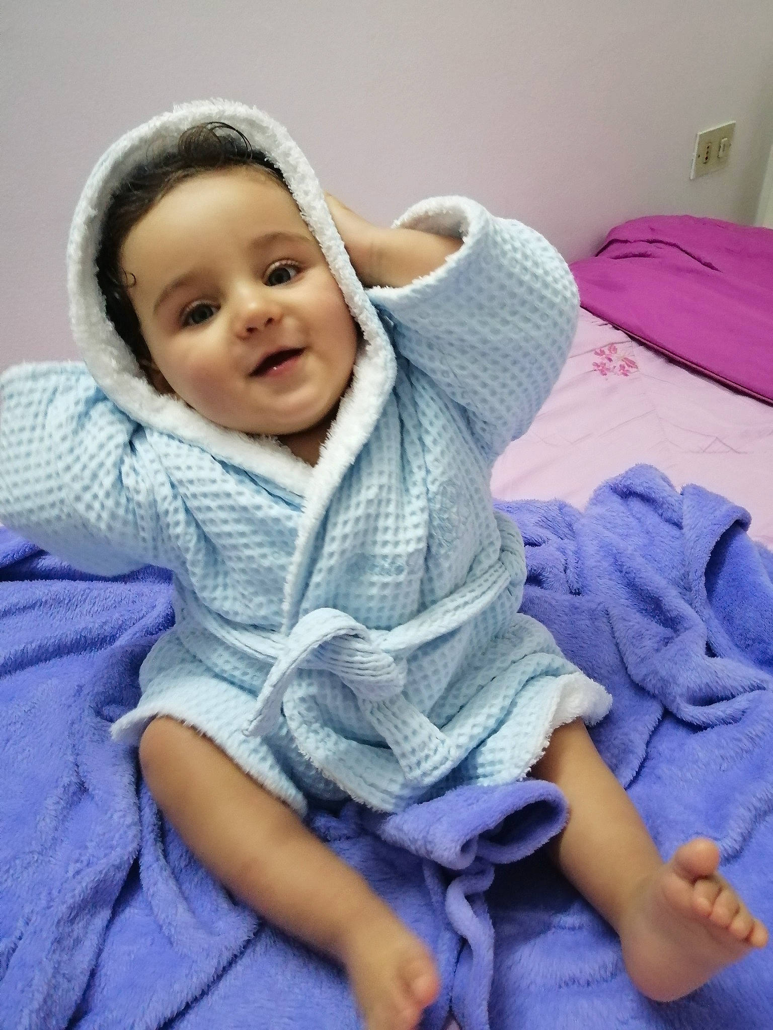 Fedy a rejoint le concours — aidez-le/la à gagner de superbes lots ! baby, baby_toddler_clothing, cheek, child, comfort, electric_blue, happy, iris, linens, magenta, nose, person, pink, purple, sitting, skin, sleeve, smile, textile, toddler