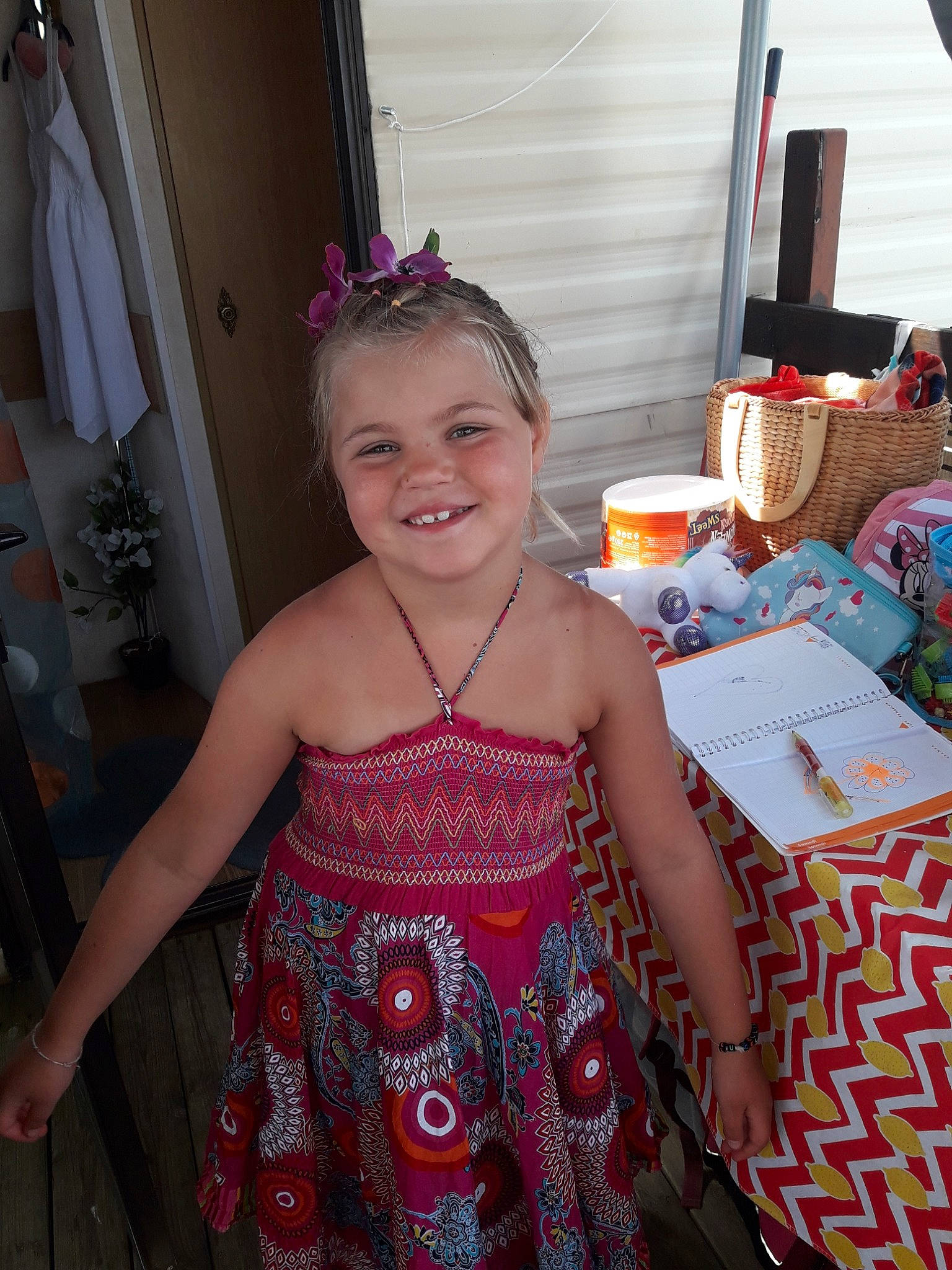 Lucellia participe au concours pour gagner de l'argent avec cette photo : child, dress, iris, joy, pattern, person, pink, smile, textile, vacation