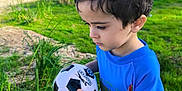 Enzo Fernandes a rejoint le concours — aidez-le/la à gagner de superbes lots ! activity, beach, blue_shirt, boats, boy, casual_clothing, child, daylight, fun, grass, green_grass, nature, outdoor, playing, portrait, soccer_ball, sports, summer, water, young_child