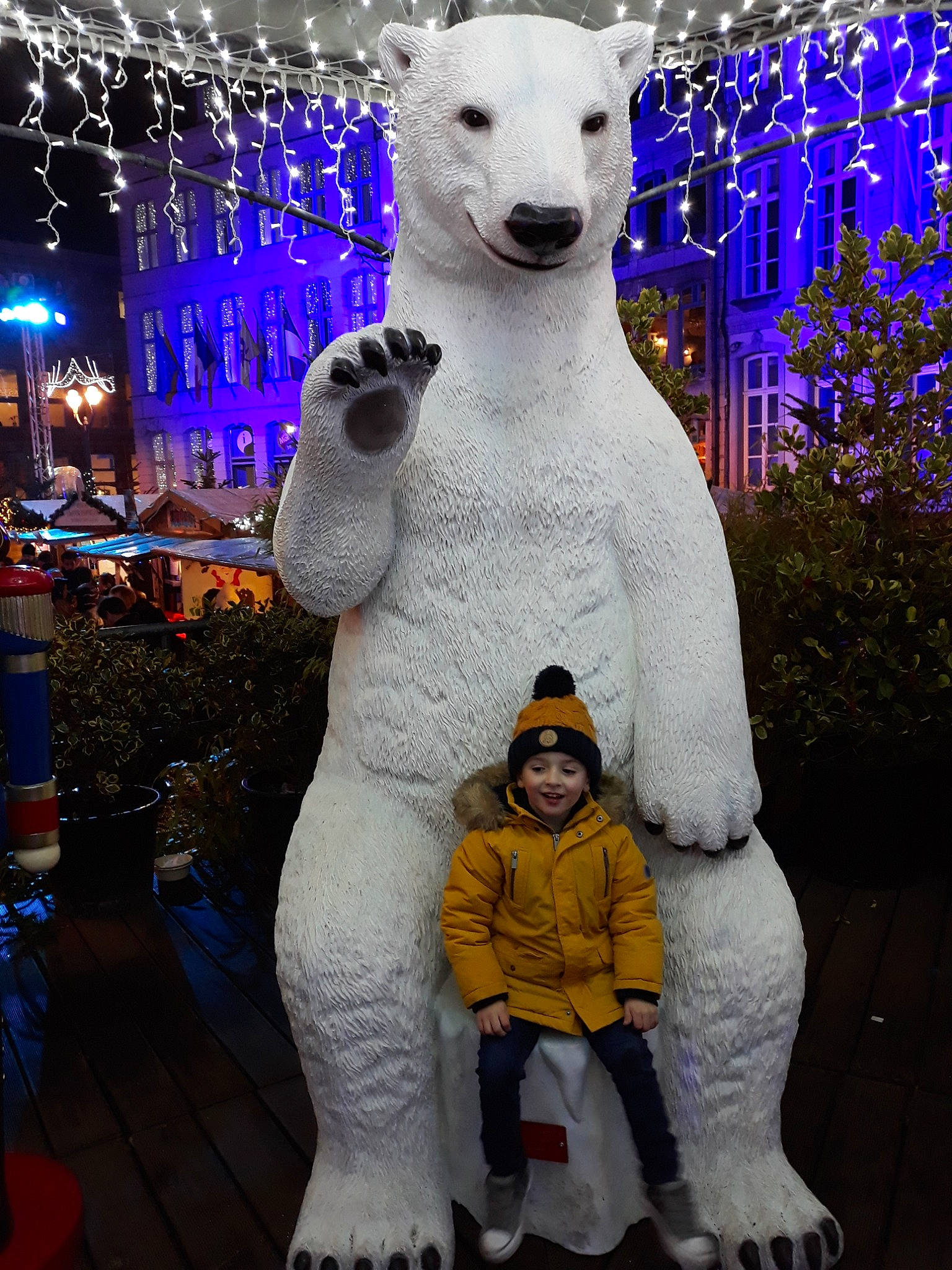 Nathan participe au concours pour gagner de l'argent avec cette photo : art, bear, carnivore, drink, headwear, joy, person, polar_bear