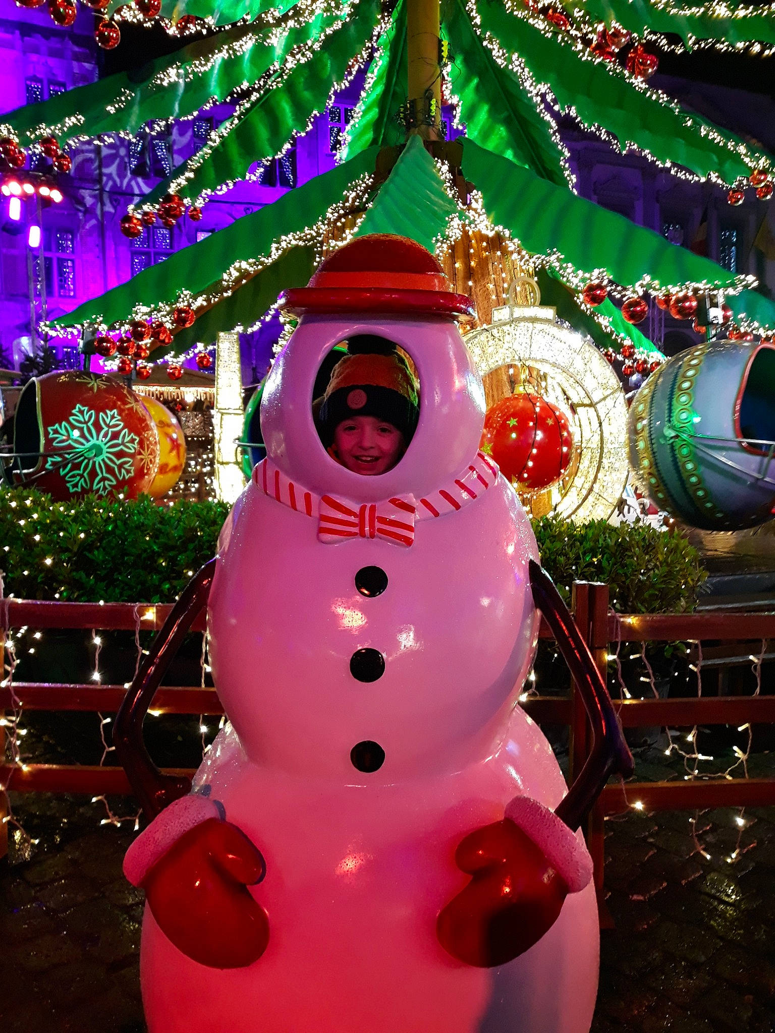 Nathan a rejoint le concours — aidez-le/la à gagner de superbes lots ! christmas, christmas_decoration, christmas_lights, christmas_ornament, fete, headwear, interior_design, joy, ornament, person, pink, snowman, tree