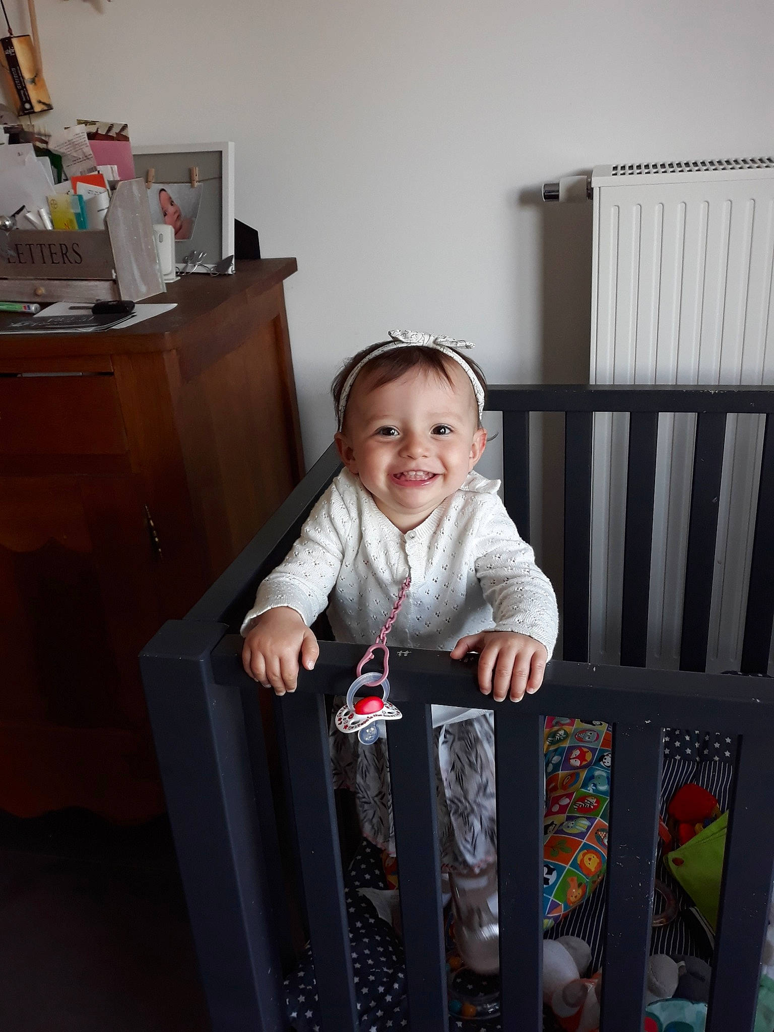 Elysa a rejoint le concours — aidez-le/la à gagner de superbes lots ! baby, baby_products, child, furniture, infant_bed, joy, person, product, room, standing, toddler