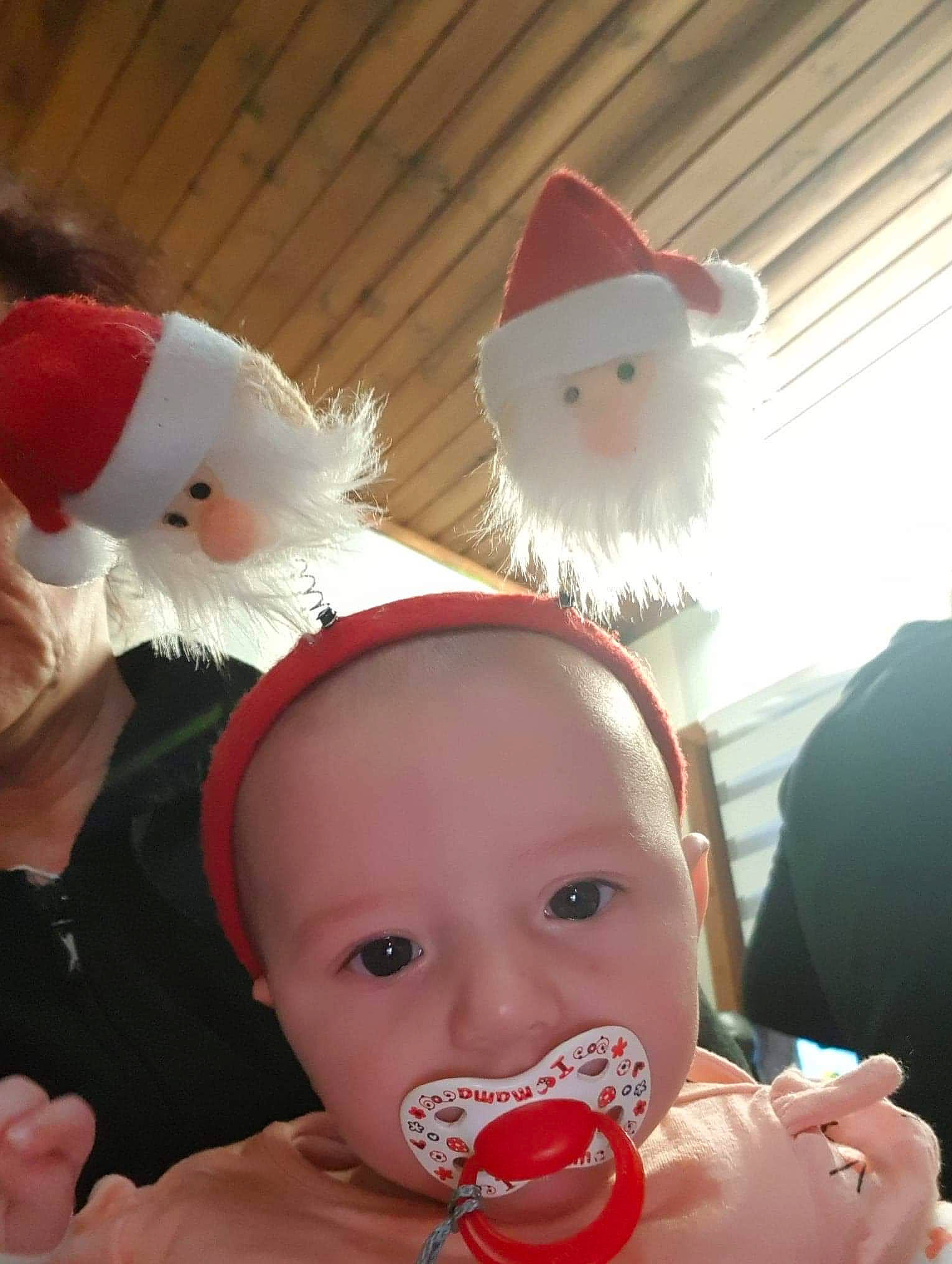 Elysa a rejoint le concours — aidez-le/la à gagner de superbes lots ! child, fictional_character, party_supply, person