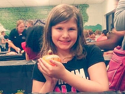 Evolet is registered to the contest to win money with this photo: cuisine, dish, eating, finger_food, food, joy, junk_food, meal, mouth, person, thumb