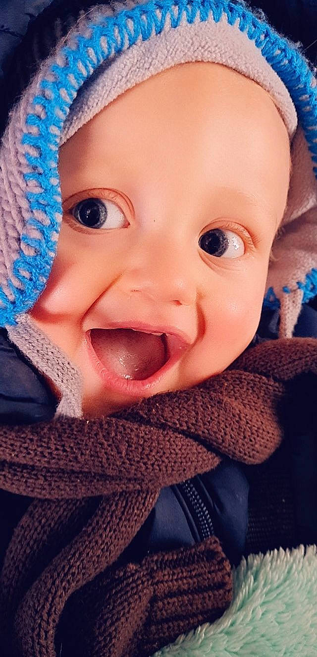 Juliann a rejoint le concours — aidez-le/la à gagner de superbes lots ! baby, blue, cheek, chin, ear, eyebrow, eyelash, finger, happy, human_body, iris, lip, mouth, nose, pink, skin, smile, textile, toddler, tongue