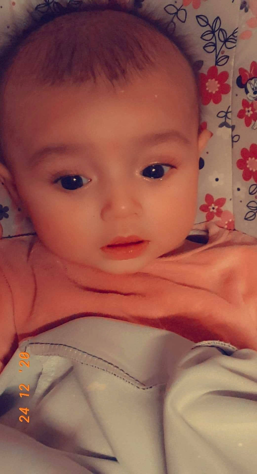 Julianna a rejoint le concours — aidez-le/la à gagner de superbes lots ! baby, baby_toddler_clothing, cheek, chest, child, chin, close_up, curious, eye, eyebrow, eyelash, forehead, iris, lip, muscle, no_expression, organ, peach, person, skin