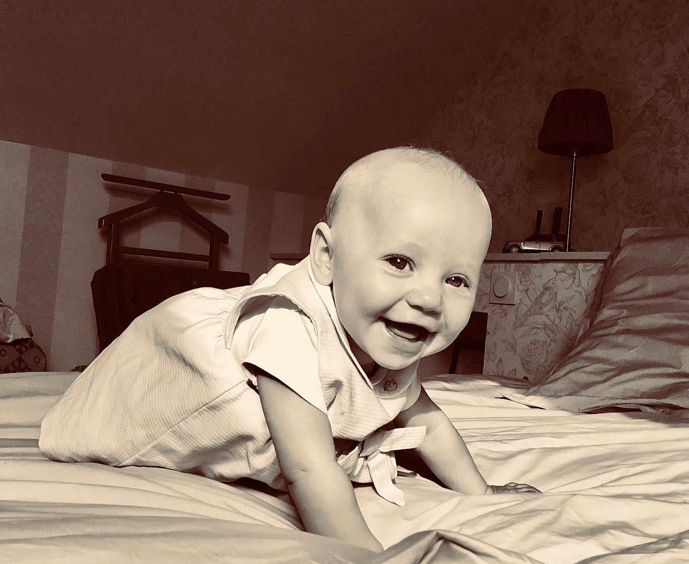 Solene participe au concours pour gagner de l'argent avec cette photo : baby, smiling, crawling, bed, indoor, child, cute, happiness, portrait, infant, room, lamp, toy_car, striped_wallpaper, blanket, clothing, face, person, home, cozy