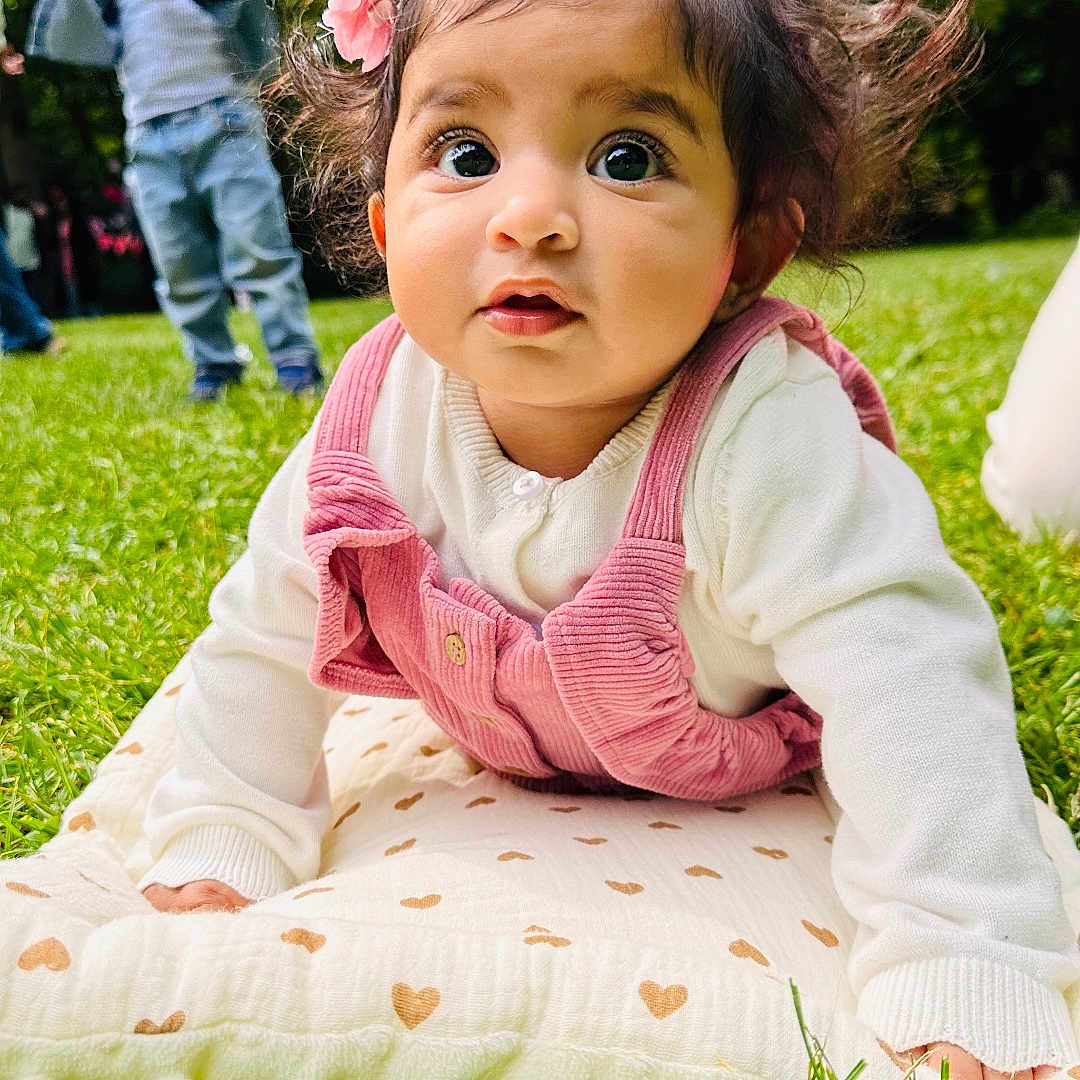 Malin a rejoint le concours — aidez-le/la à gagner de superbes lots ! baby, child, crawling, cute, daylight, flower, fun, grass, greenery, headband, nature, outdoor, park, people, pillow, pink_clothing, playing, portrait, white_sweater, young_boy