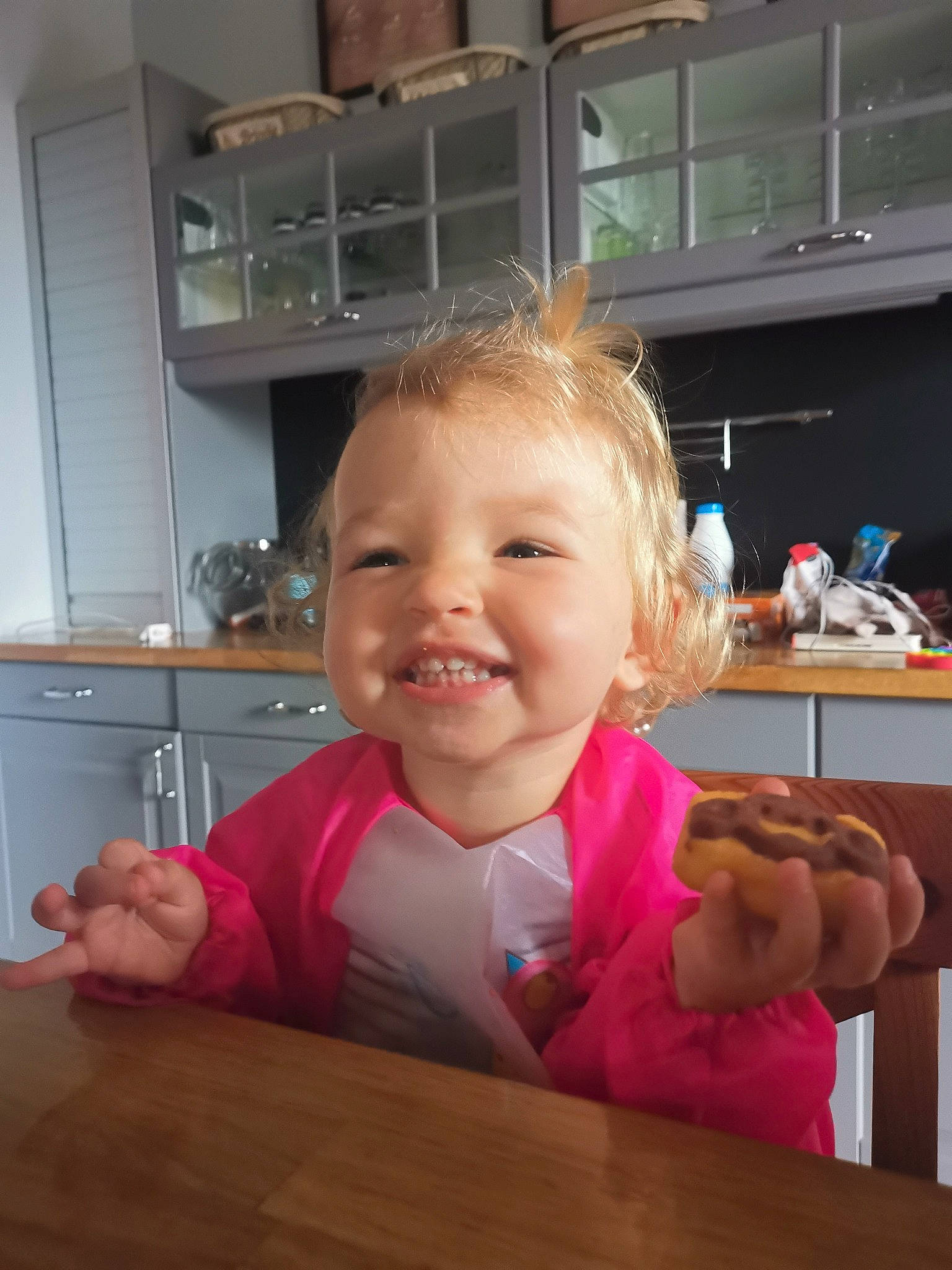 Lyana participe au concours pour gagner de l'argent avec cette photo : arm, cabinetry, chair, cheek, drawer, finger, gesture, hand, happy, joy, kitchen, person, room, shelf, shelving, smile, standing, table, tableware, thumb
