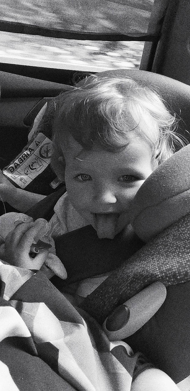 Lyana participe au concours pour gagner de l'argent avec cette photo : black, black_and_white, eyebrow, face, facial_expression, finger, hair, hairstyle, happy, human_body, interaction, iris, lip, organ, person, photograph, skin, style, vertebrate, white