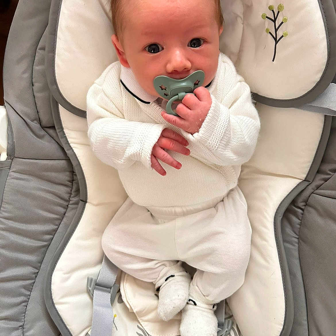 Maël a rejoint le concours — aidez-le/la à gagner de superbes lots ! adorable, baby, baby_seat, bouncer, cozy, eyes, face, gray_trim, hands, indoor, infant, looking_up, newborn, onesie, pacifier, seat_cushion, socks, soft_fabric, strap, white_clothes