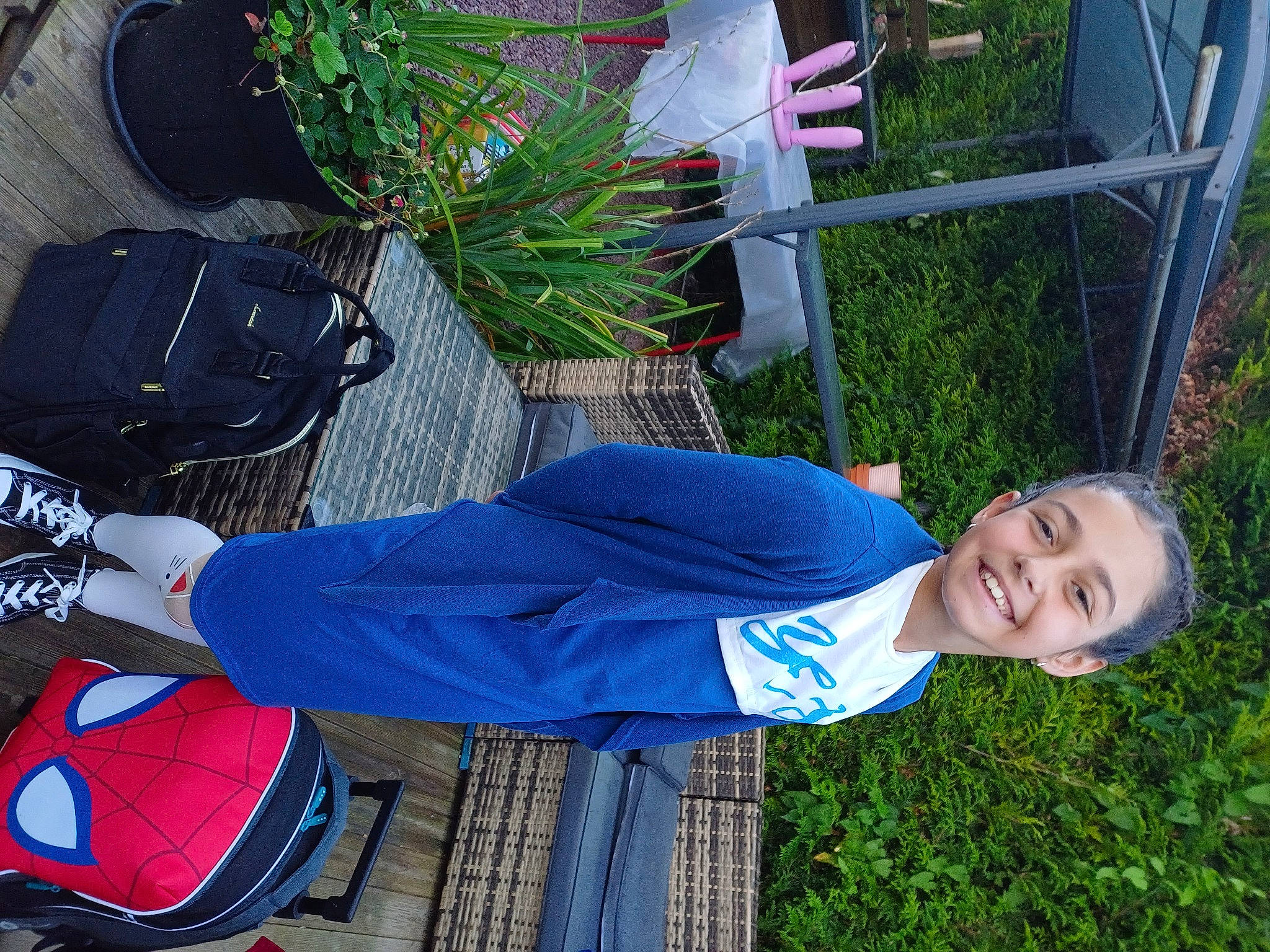 Ambre participe au concours pour gagner de l'argent avec cette photo : backpack, bag, ball, carmine, electric_blue, flowerpot, football, fun, grass, green, hat, joy, leisure, luggage_and_bags, person, personal_protective_equipment, plant, smile, sportswear, white