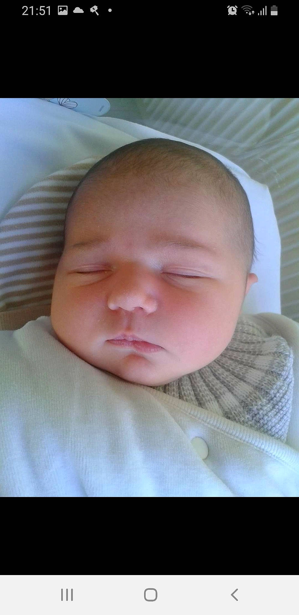 Ambre a rejoint le concours — aidez-le/la à gagner de superbes lots ! baby, baby_sleeping, baby_toddler_clothing, bedtime, cheek, child, chin, close_up, comfort, eye, eyebrow, head, iris, linens, lip, mouth, nose, peach, person, skin