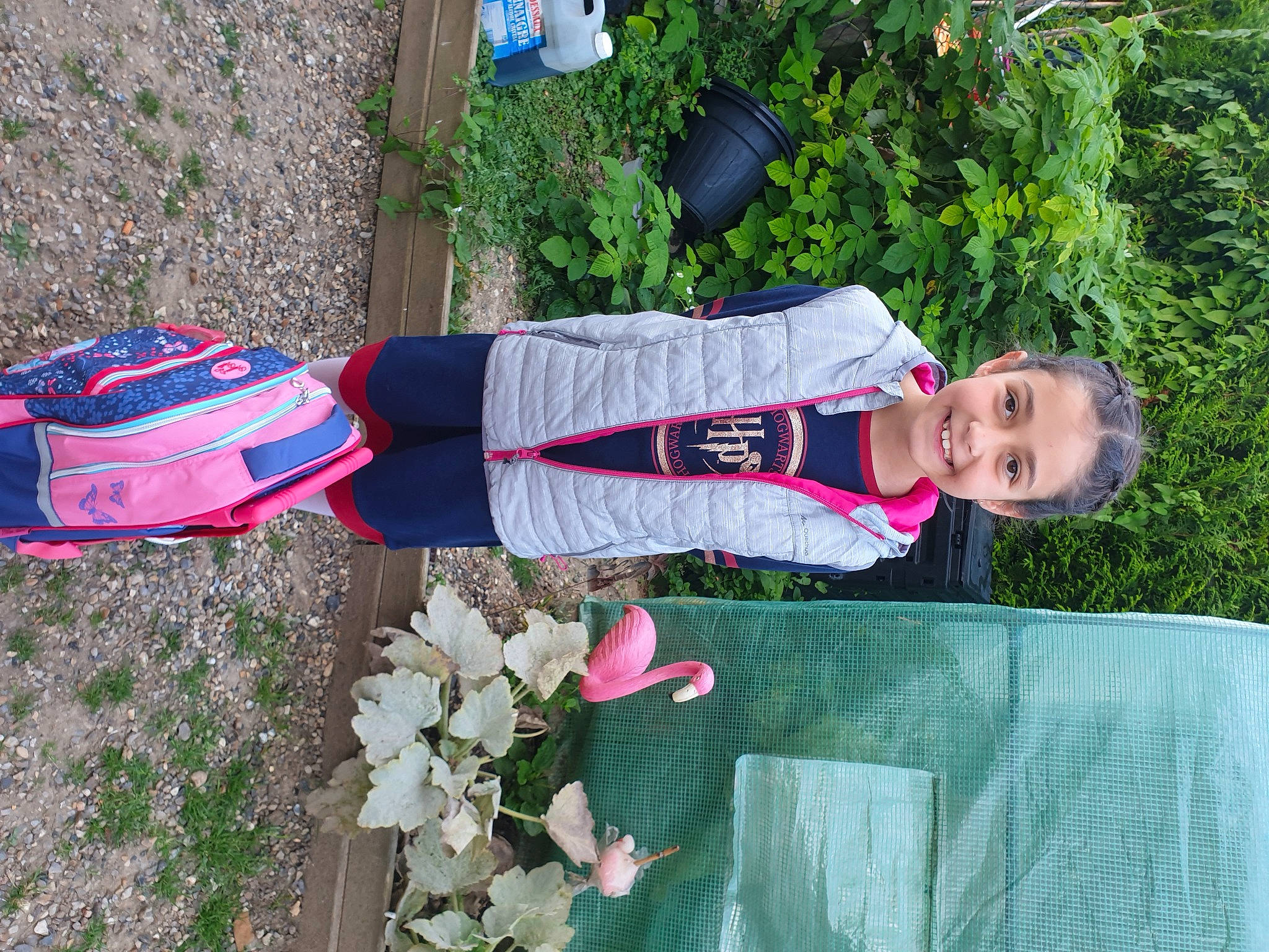 Ambre a rejoint le concours — aidez-le/la à gagner de superbes lots ! carmine, electric_blue, flower, grass, joy, leisure, people_in_nature, person, petal, plant, shrub, sweatpant, toddler, tree, walking_shoe