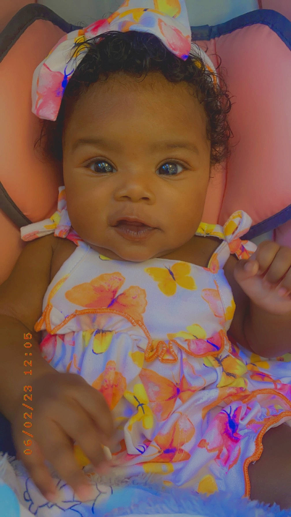 Lariyah is registered to the contest to win money with this photo: blue, cheek, chin, eye, eyebrow, eyelash, face, facial_expression, forehead, hair, hairstyle, hand, head, lip, mouth, neck, nose, organ, person, product