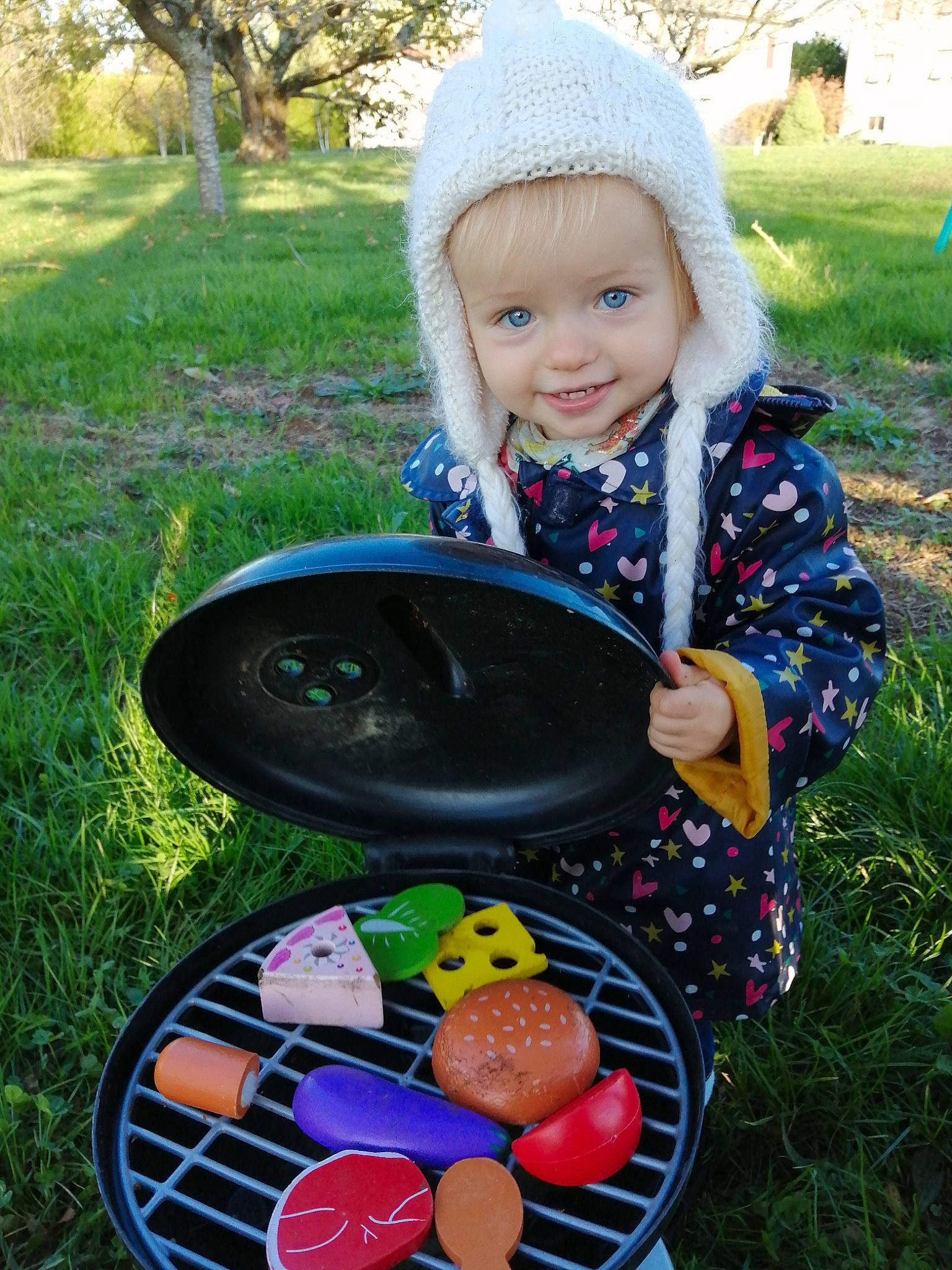 Lili a rejoint le concours — aidez-le/la à gagner de superbes lots ! barbecue, barbecue_grill, bonnet, bowl, bread, cooking, cookware_and_bakeware, cuisine, dish, fruit, frying_pan, headwear, joy, kitchen_appliance, kitchen_appliance_accessory, meat, nose, outdoor_grill, outdoor_table, person