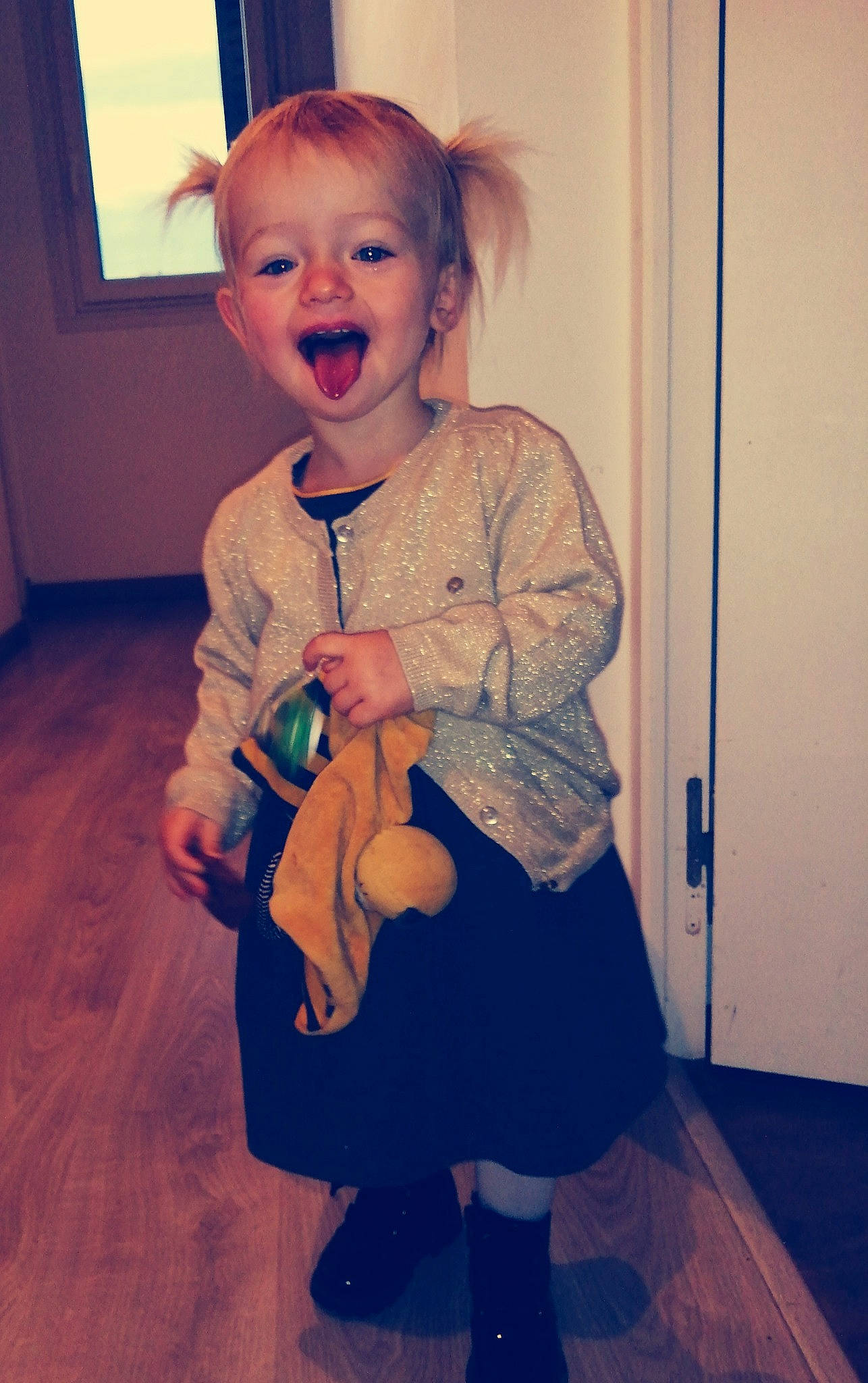 Lili a rejoint le concours — aidez-le/la à gagner de superbes lots ! baby, baby_toddler_clothing, blond, child, child_model, floor, flooring, iris, jewellery, laminate_flooring, laugh, mouth, nose, person, shoulder, standing, tights, toddler, tongue, tooth