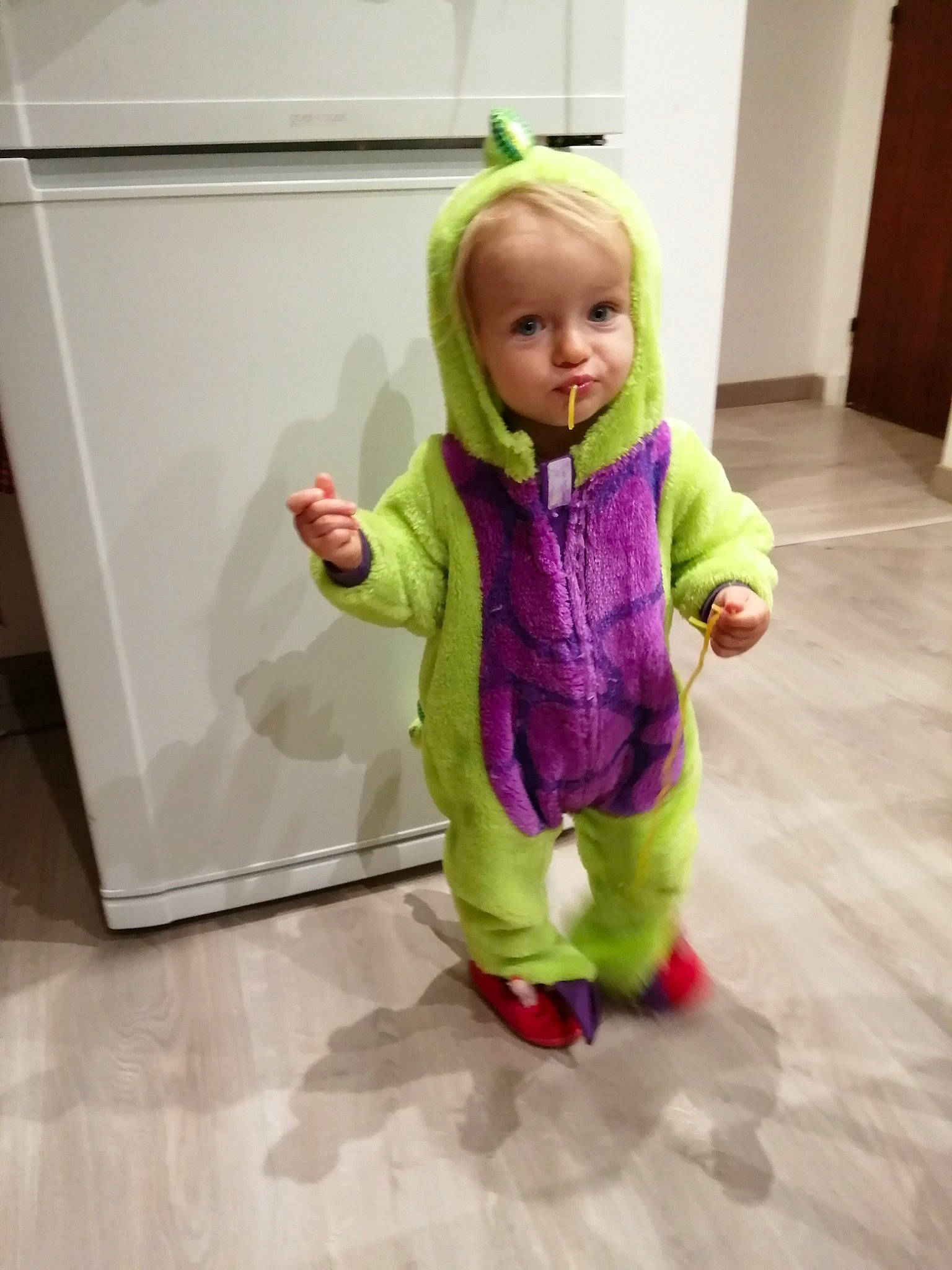 Lili participe au concours pour gagner de l'argent avec cette photo : baby, baby_toddler_clothing, child, floor, flooring, mouth, nightwear, overall, person, toddler