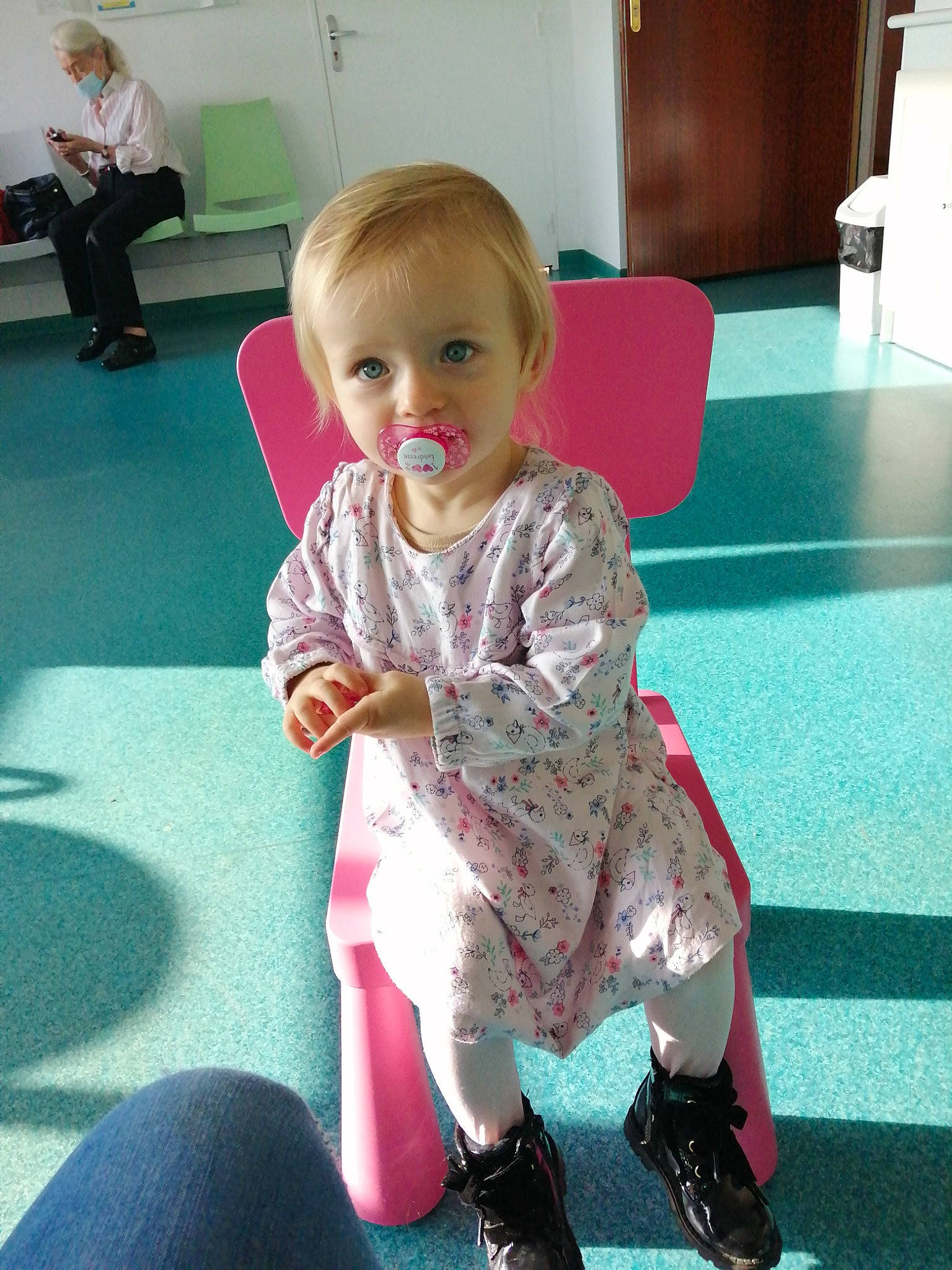 Lili participe au concours pour gagner de l'argent avec cette photo : ankle, baby, baby_toddler_clothing, cabinetry, carpet, child, floor, flooring, foot, leg, person, pink, sandal, shoe, sitting, sock, toddler