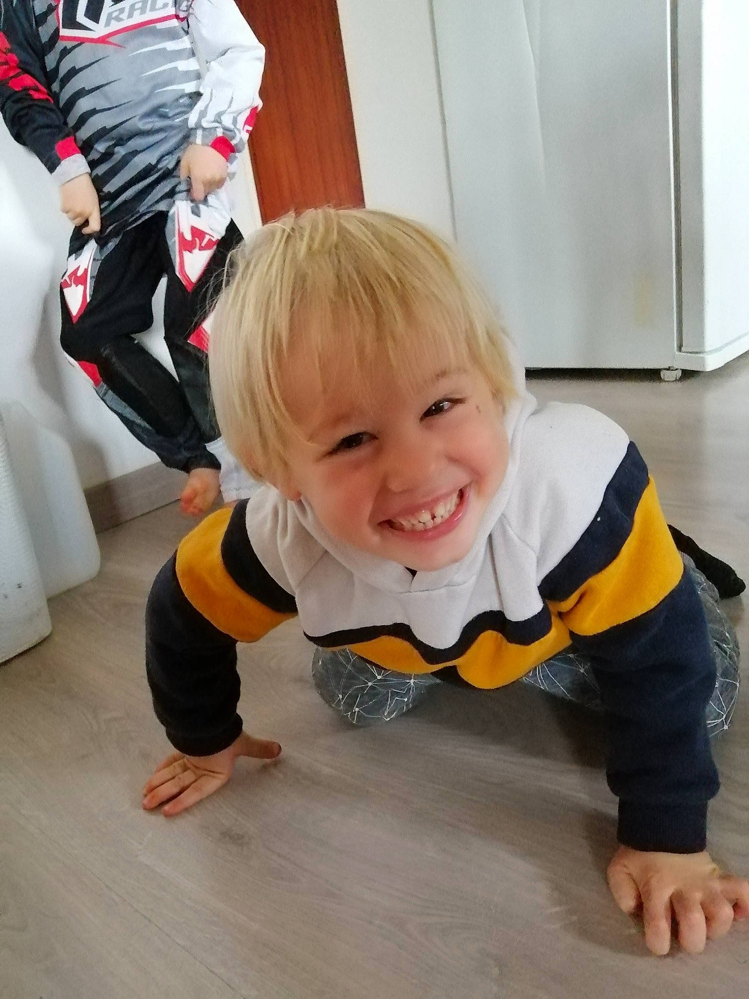 Milo participe au concours pour gagner de l'argent avec cette photo : baby, baby_toddler_clothing, child, cool, crawling, floor, flooring, joy, person, refrigerator, toddler