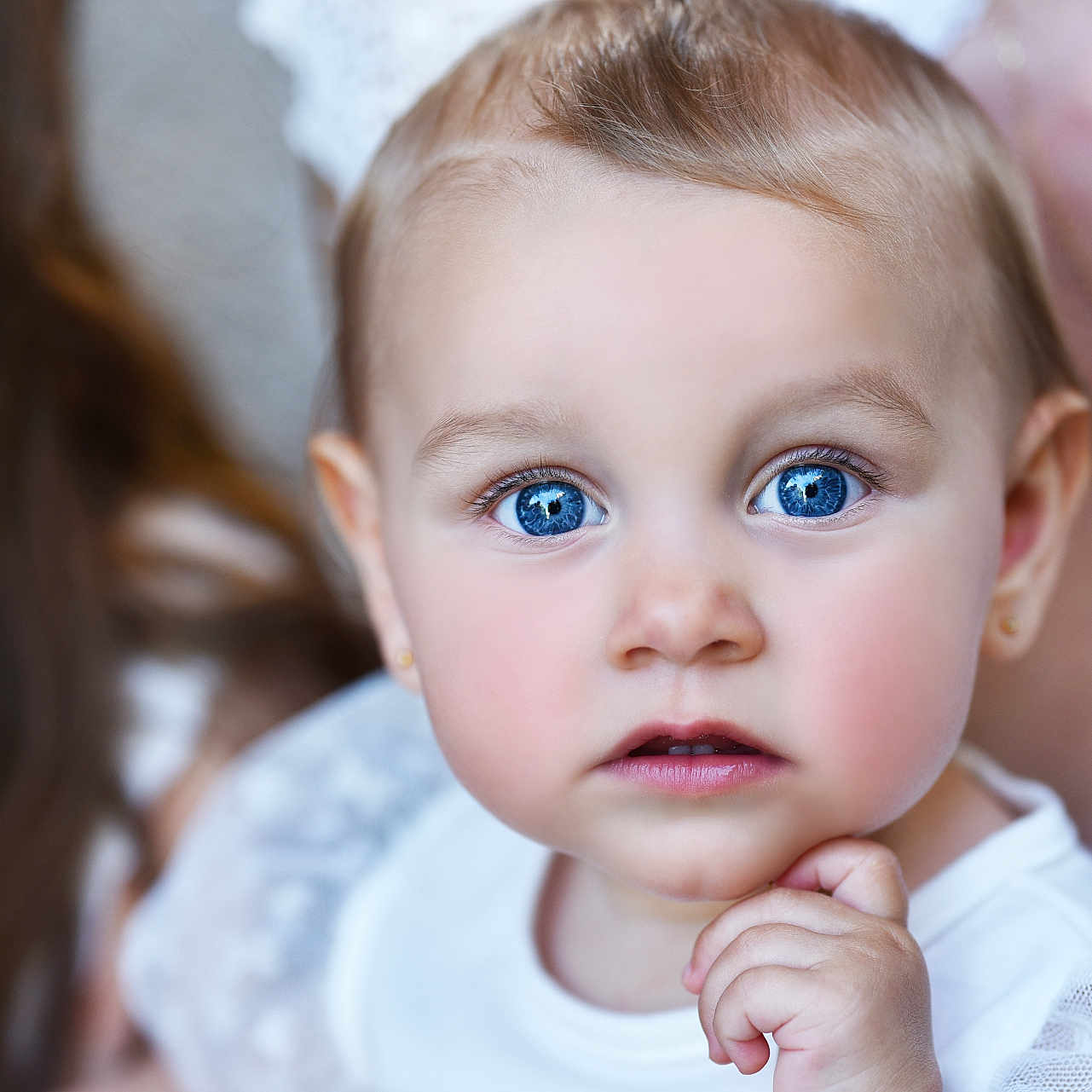 Romy a rejoint le concours — aidez-le/la à gagner de superbes lots ! adult, baby, blonde, bodypart, face, female, finger, frown, hair, hand, happy, head, mouth, newborn, person, photography, portrait, sad, smile, woman