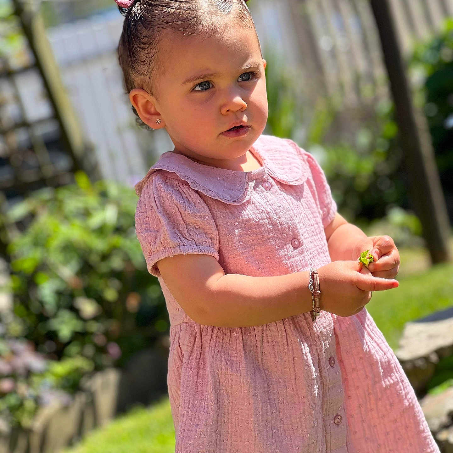 Inaya a rejoint le concours — aidez-le/la à gagner de superbes lots ! bodypart, child, clothing, dress, face, female, finger, girl, grass, hair, hand, head, nature, outdoors, person, photography, plant, portrait, sleeve, yard