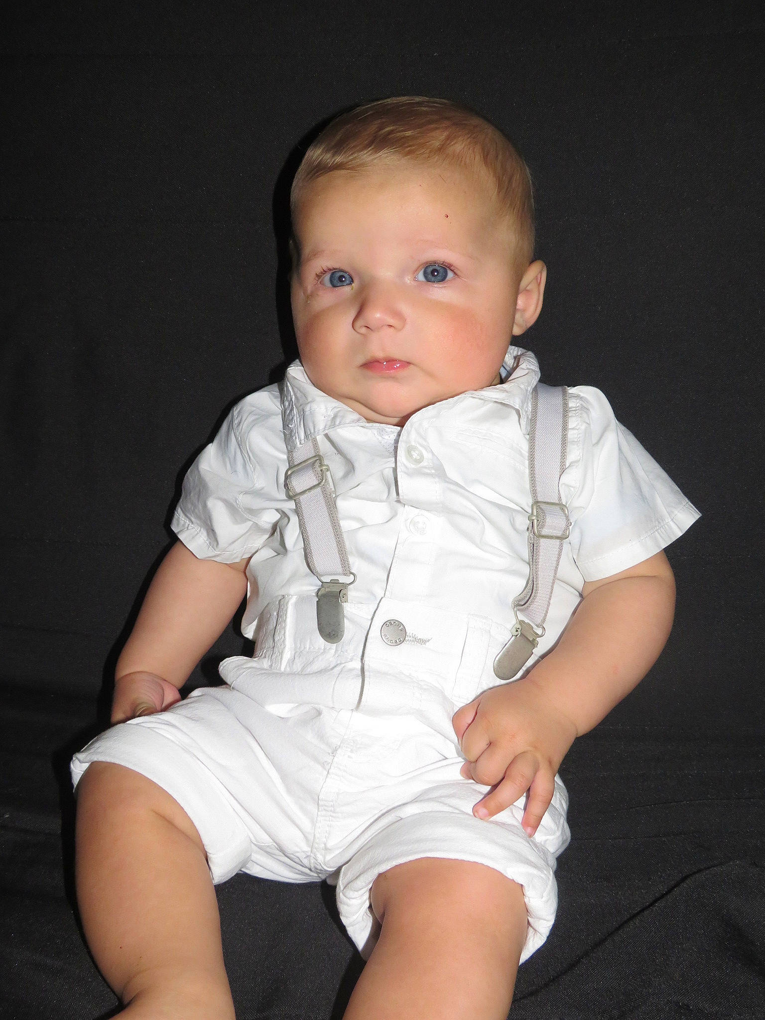 Lyzio participe au concours pour gagner de l'argent avec cette photo : baby, baby_toddler_clothing, cheek, chin, collar, comfort, dress_shirt, elbow, eye, eyebrow, flash_photography, human_body, iris, knee, leg, lip, no_expression, person, skin, sleeve