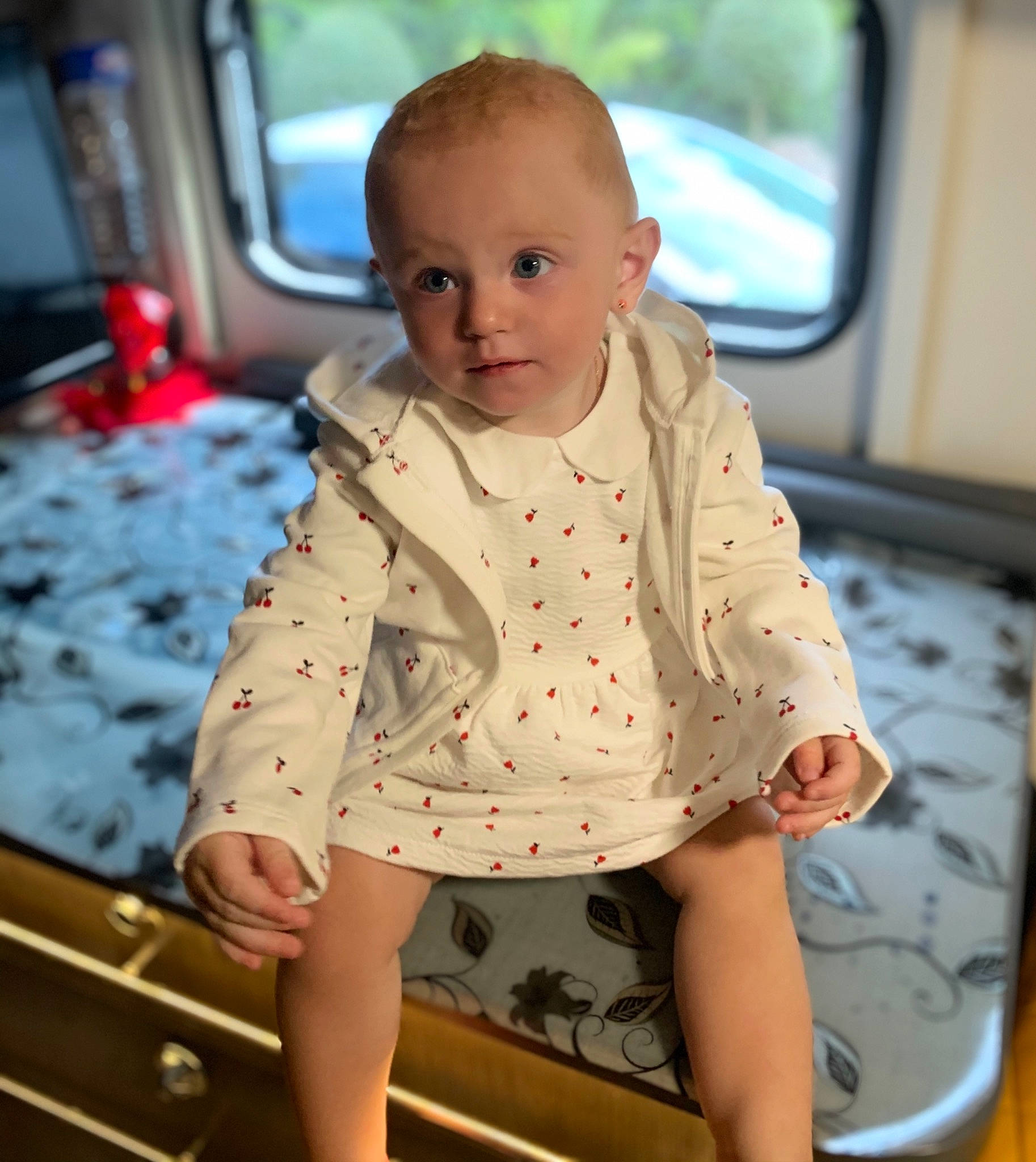 ésmée participe au concours pour gagner de l'argent avec cette photo : baby, baby_products, baby_toddler_clothing, blond, cheek, child, eye, flooring, fun, happy, human_leg, knee, pattern, person, product, sitting, skin, sleeve, t_shirt, thigh