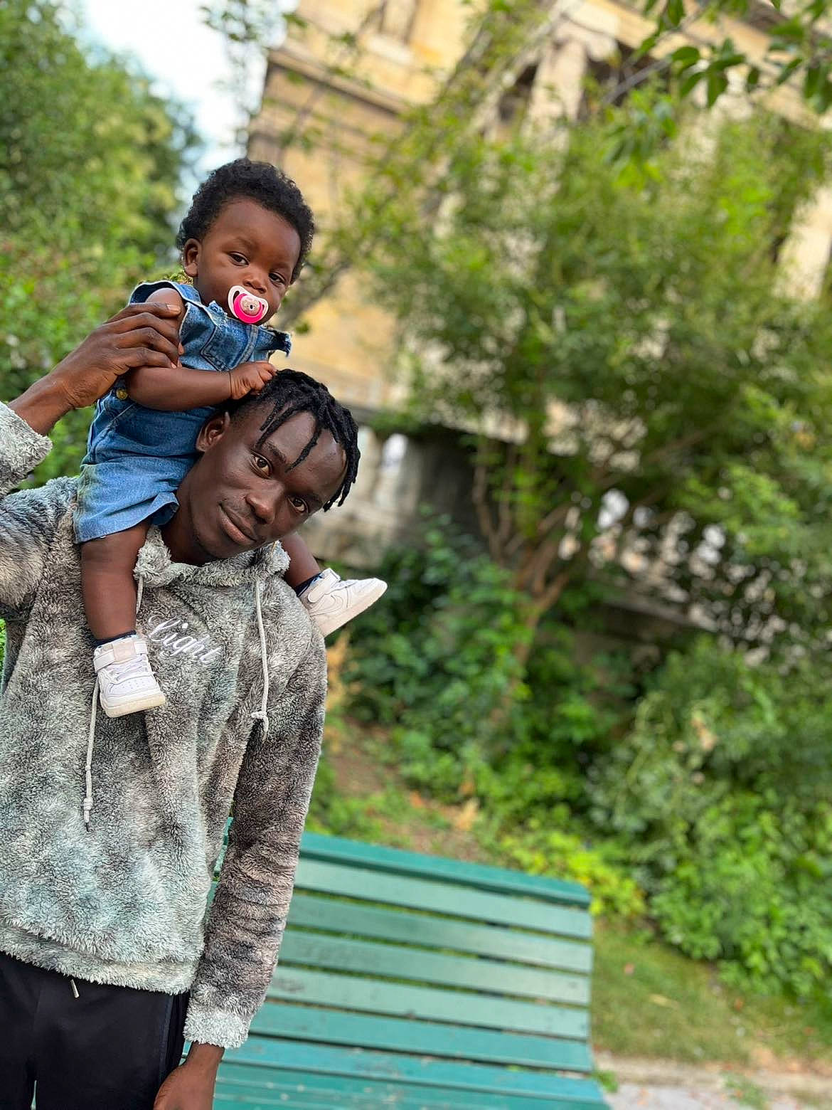 Ibrahim participe au concours pour gagner de l'argent avec cette photo : bench, child, event, fun, garden, gesture, grass, happy, hug, joy, leisure, luggage_and_bags, outdoor_bench, people_in_nature, person, plant, recreation, sitting, t_shirt, toddler