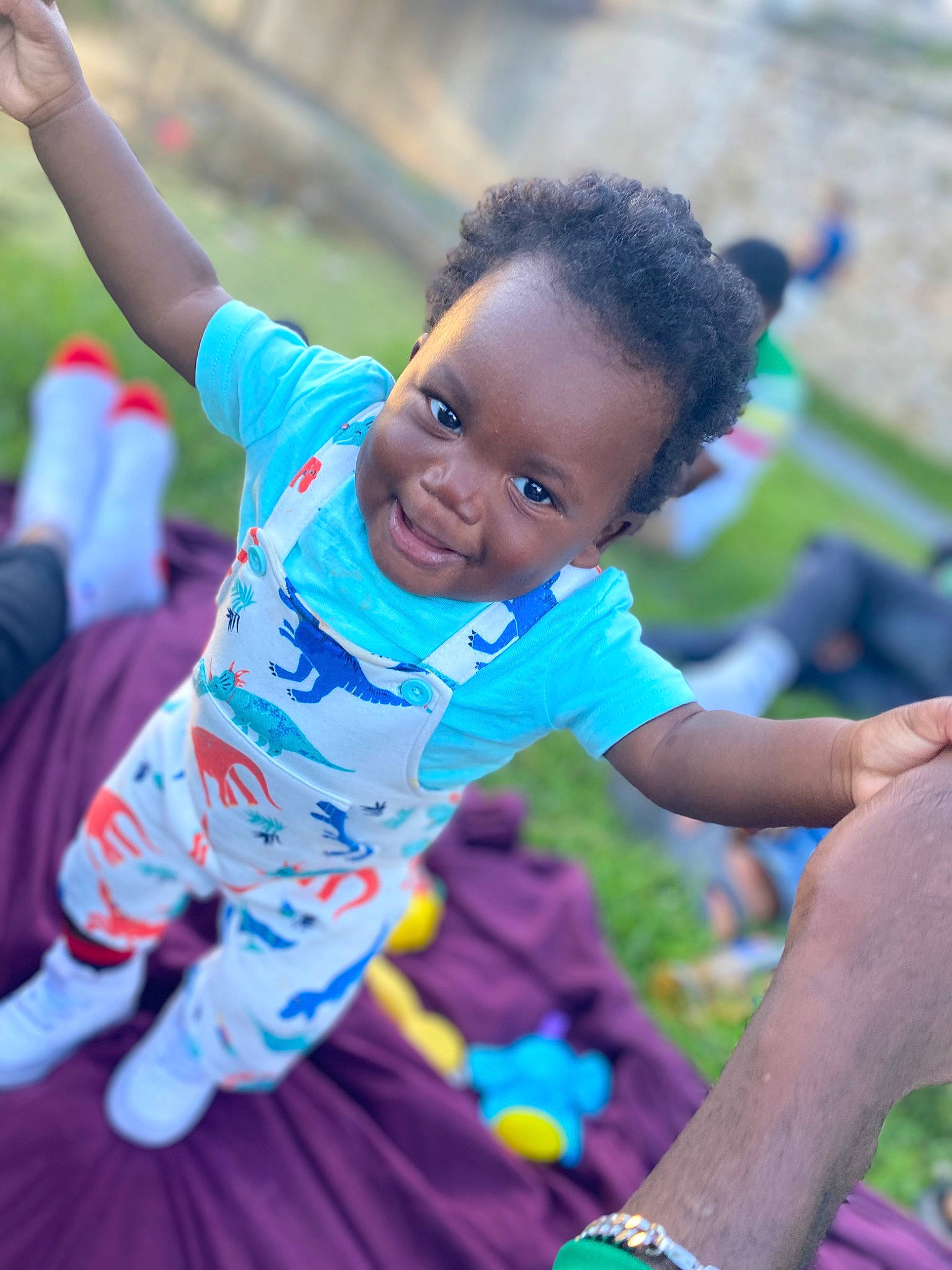 Ibrahim participe au concours pour gagner de l'argent avec cette photo : baby, child, event, face, facial_expression, fun, gesture, grass, happy, joy, leisure, people_in_nature, person, plant, play, recreation, skin, smile, soil, toddler