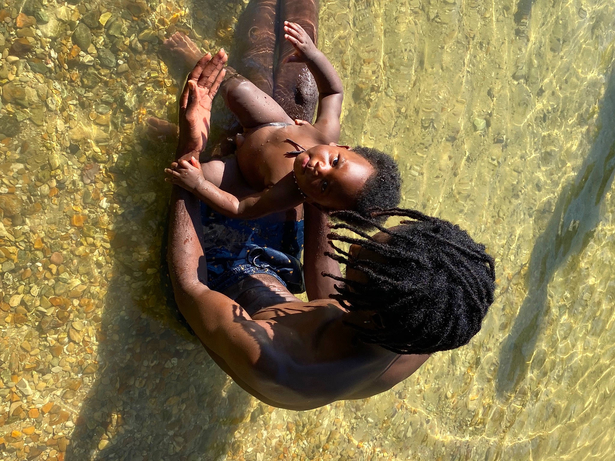 Ibrahim participe au concours pour gagner de l'argent avec cette photo : adventure, eyewear, flash_photography, foot, fun, grass, happy, human_leg, landscape, leisure, organism, people_in_nature, person, recreation, rock, sand, sitting, soil, summer, thigh