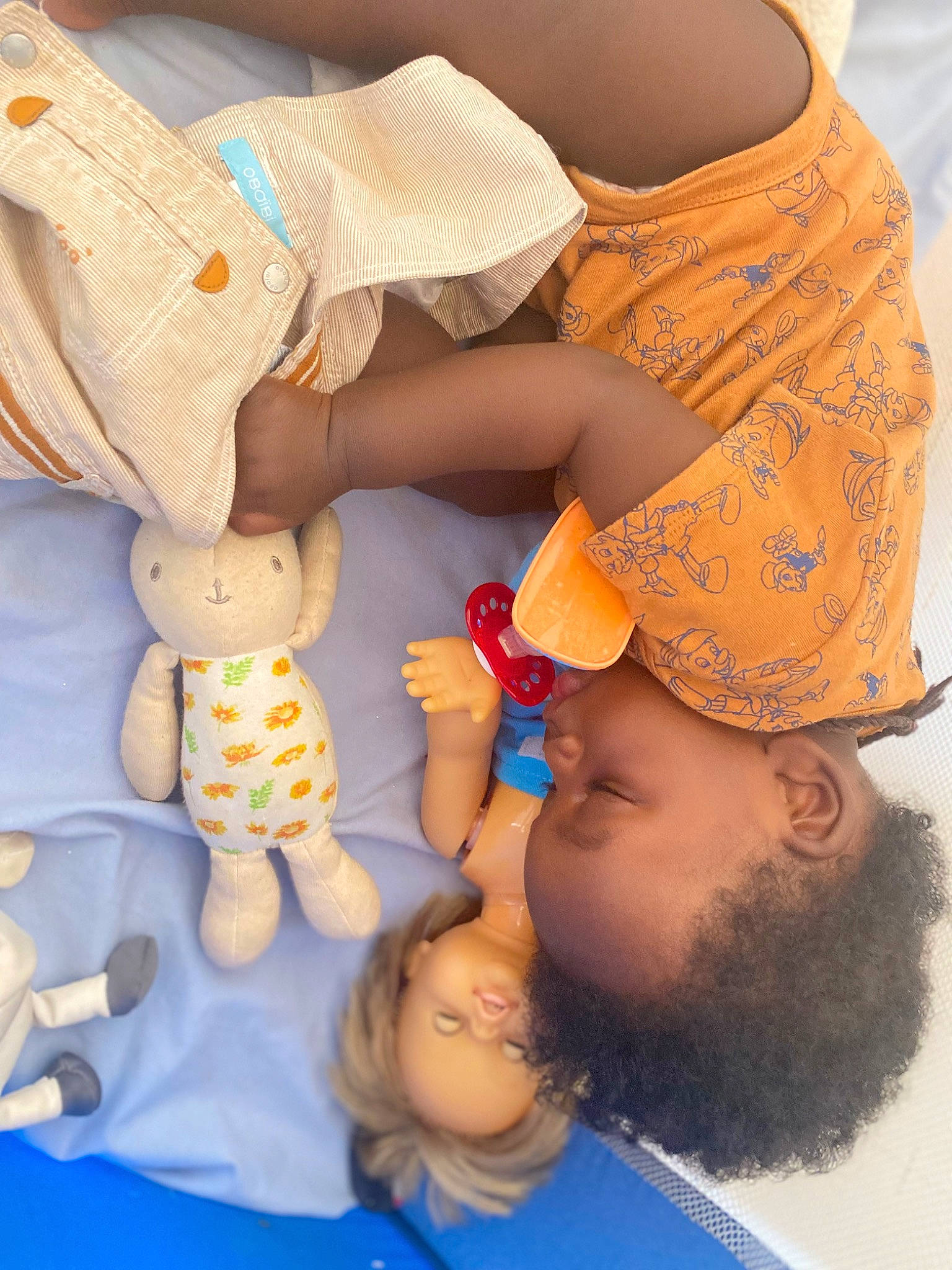 Ibrahim participe au concours pour gagner de l'argent avec cette photo : arm, azure, comfort, finger, gesture, hand, hat, headgear, human_body, interaction, joint, mouth, muscle, neck, orange, organ, person, product, skin, textile