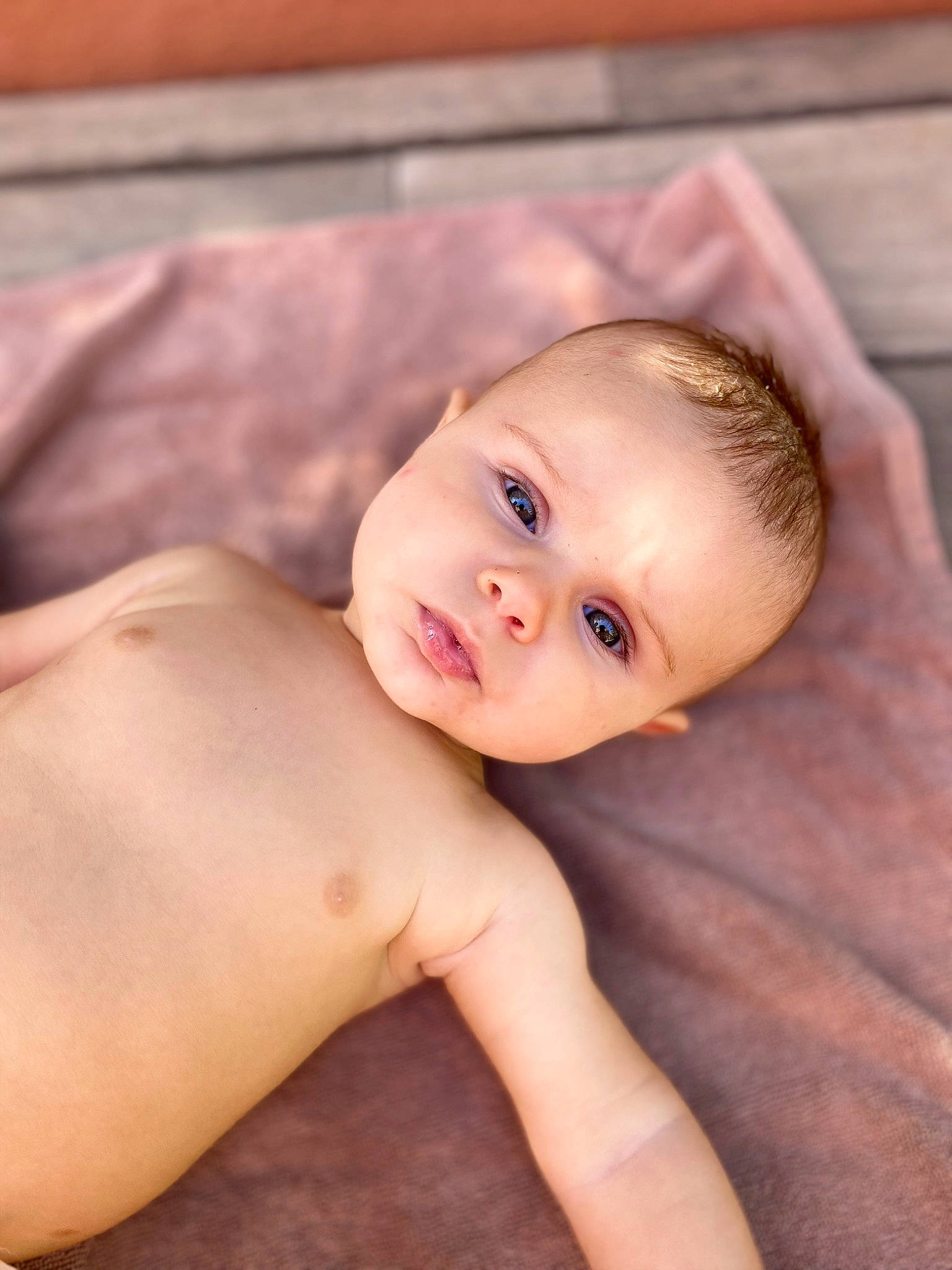 Alix participe au concours pour gagner de l'argent avec cette photo : abdomen, baby, cheek, chest, child, comfort, elbow, eye, eyebrow, eyelash, flash_photography, human_body, iris, lip, nose, person, sitting, stomach, toddler, trunk