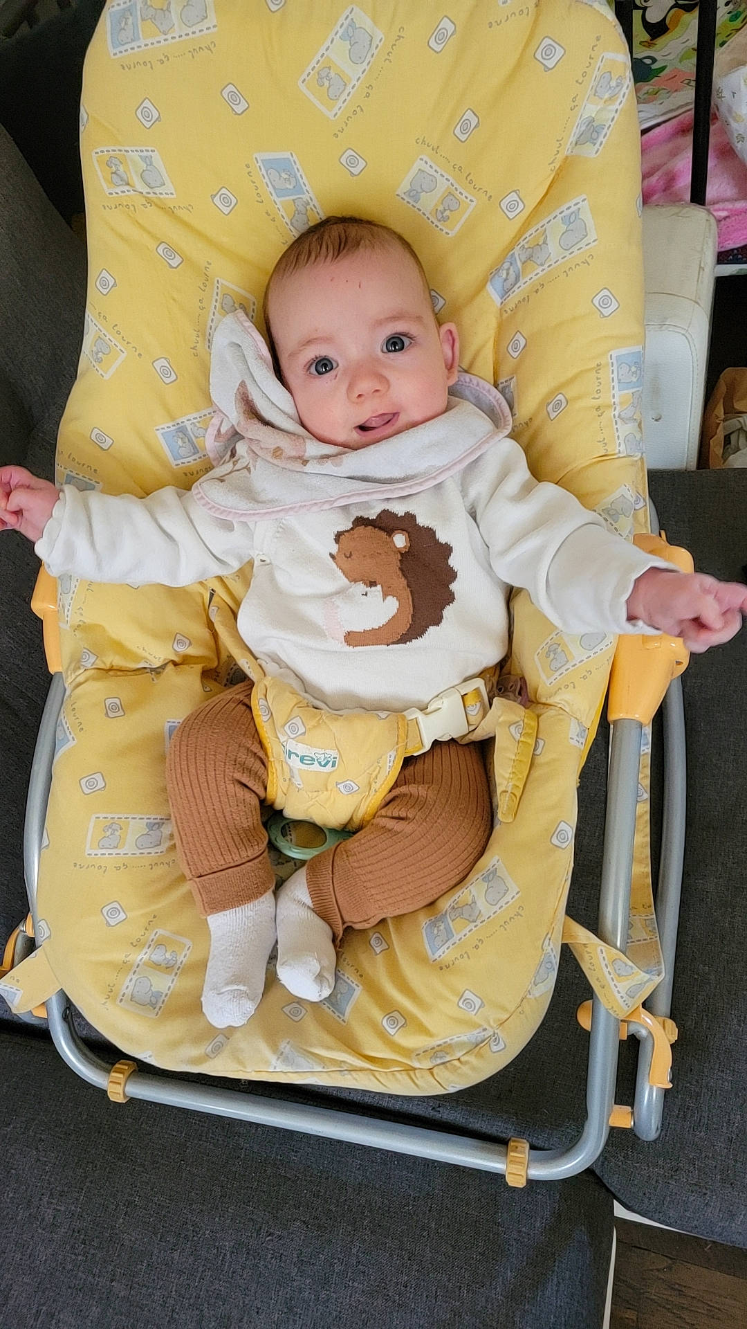 Lyna participe au concours pour gagner de l'argent avec cette photo : abdomen, baby, baby_carriage, baby_products, baby_safety, baby_toddler_clothing, chair, cheek, child, comfort, eye, happy, lap, person, room, sitting, skin, toddler