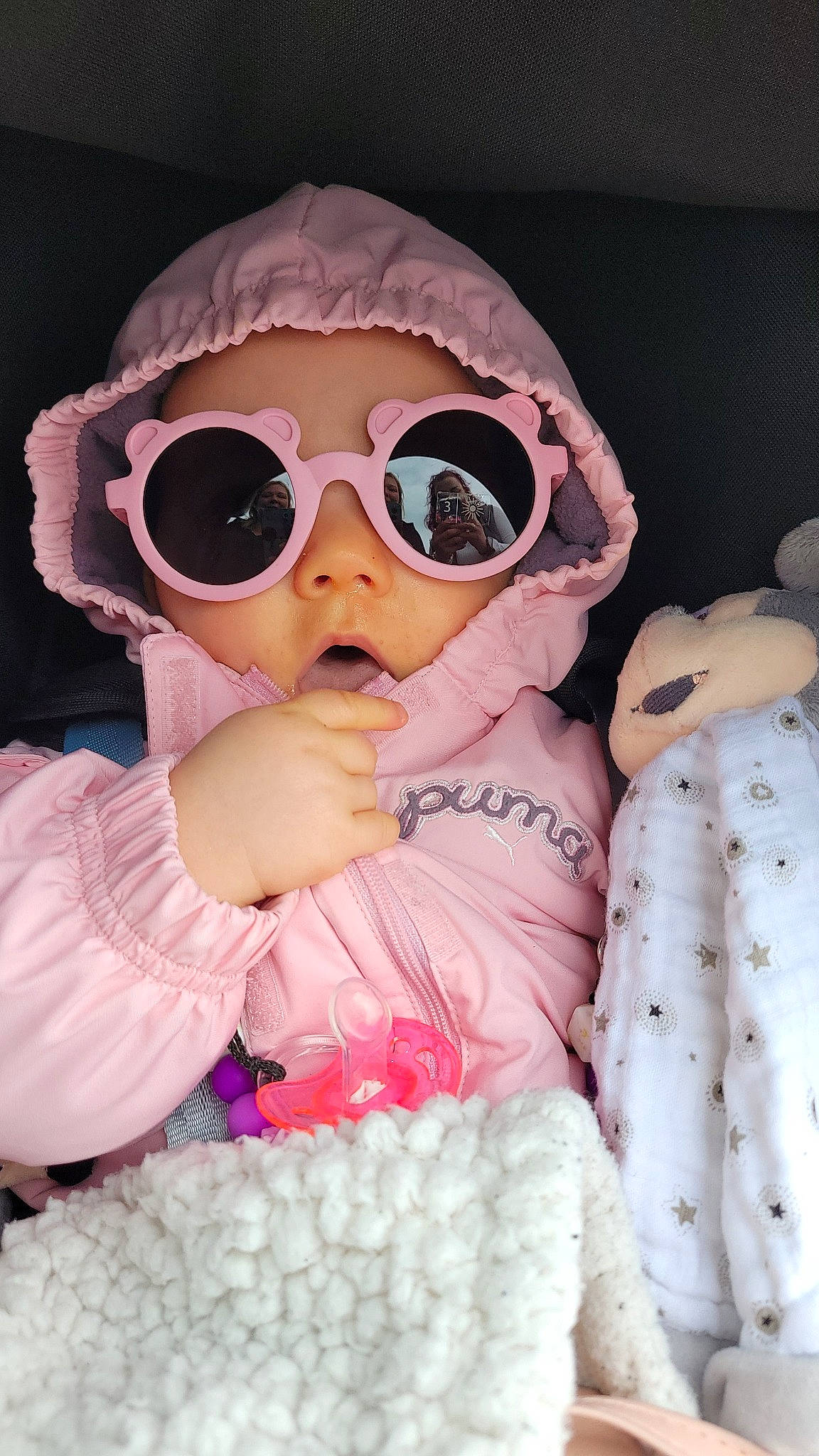 Lyna a rejoint le concours — aidez-le/la à gagner de superbes lots ! baby, baby_toddler_clothing, cap, cheek, eyewear, facial_expression, glasses, goggles, lip, outerwear, person, pink, product, purple, skin, sleeve, sunglasses, textile, toddler, vision_care