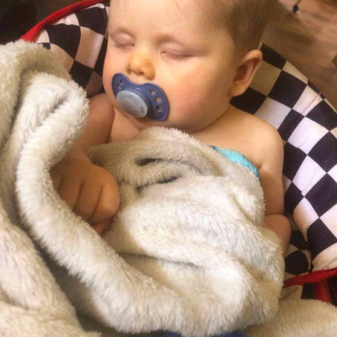 Jessy a rejoint le concours — aidez-le/la à gagner de superbes lots ! baby, bed, bedroom, blanket, couch, cushion, face, furniture, head, homedecor, indoors, linen, newborn, person, photography, portrait, quilt, room, sleeping, towel