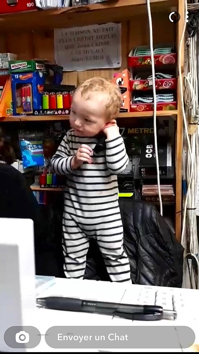 Ryan a rejoint le concours — aidez-le/la à gagner de superbes lots ! baby, baby_toddler_clothing, bag, bookcase, child, customer, flooring, fun, person, play, retail, room, shelf, shelving, shopping, sitting, sleeve, snapshot, standing, t_shirt