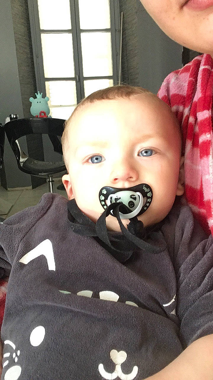 Ryan participe au concours pour gagner de l'argent avec cette photo : baby, baby_toddler_clothing, cheek, child, chin, ear, eye, eyebrow, eyelash, human_body, iris, mouth, nose, people, person, plant, product, skin, sleeve, toddler