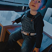 Maho a rejoint le concours — aidez-le/la à gagner de superbes lots ! bench, blue_light, casual_clothing, child, cozy, curious, denim_overalls, eyes, face, furniture, home, indoor, living_room, portrait, seat, sitting, television, toddler, wood, young_boy