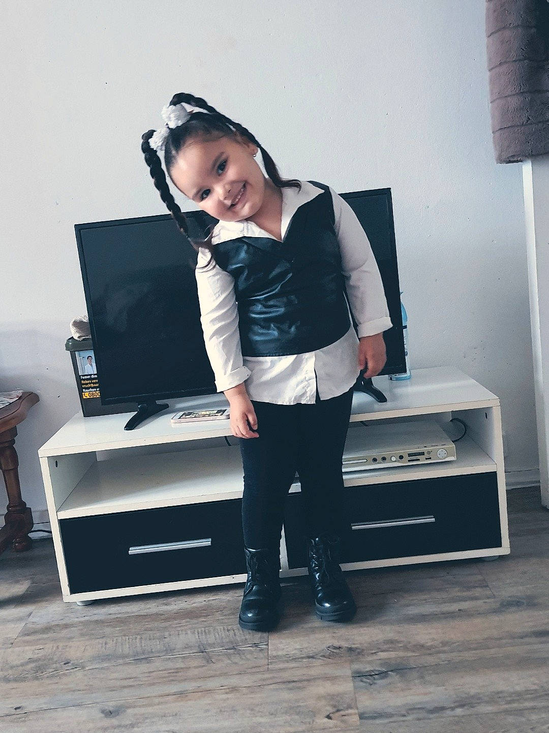 Maïssa a rejoint le concours — aidez-le/la à gagner de superbes lots ! audio_equipment, chest_of_drawers, electronic_instrument, eyewear, fashion_accessory, fashion_design, flash_photography, flooring, human_leg, joy, knee, monochrome, monochrome_photography, office_equipment, person, room, sitting, sleeve, smile, thigh