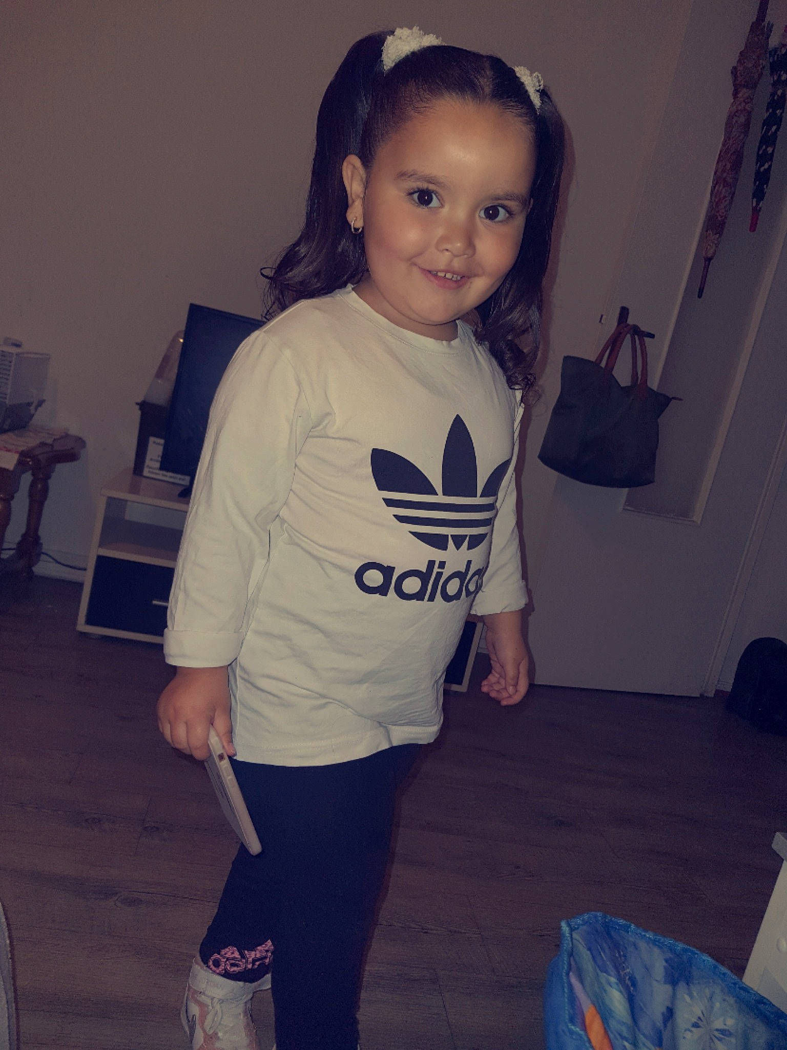 Maïssa participe au concours pour gagner de l'argent avec cette photo : cool, elbow, face, flash_photography, floor, flooring, gesture, hairstyle, happy, head, joint, joy, knee, person, shoulder, sleeve, smile, sportswear, style, t_shirt