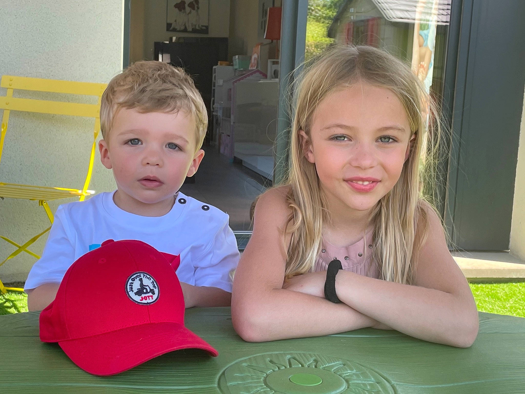 Jade participe au concours pour gagner de l'argent avec cette photo : baby_toddler_clothing, chair, child, event, face, fun, grass, hair, happy, iris, joy, leisure, mammal, person, room, sitting, smile, t_shirt, table, toddler